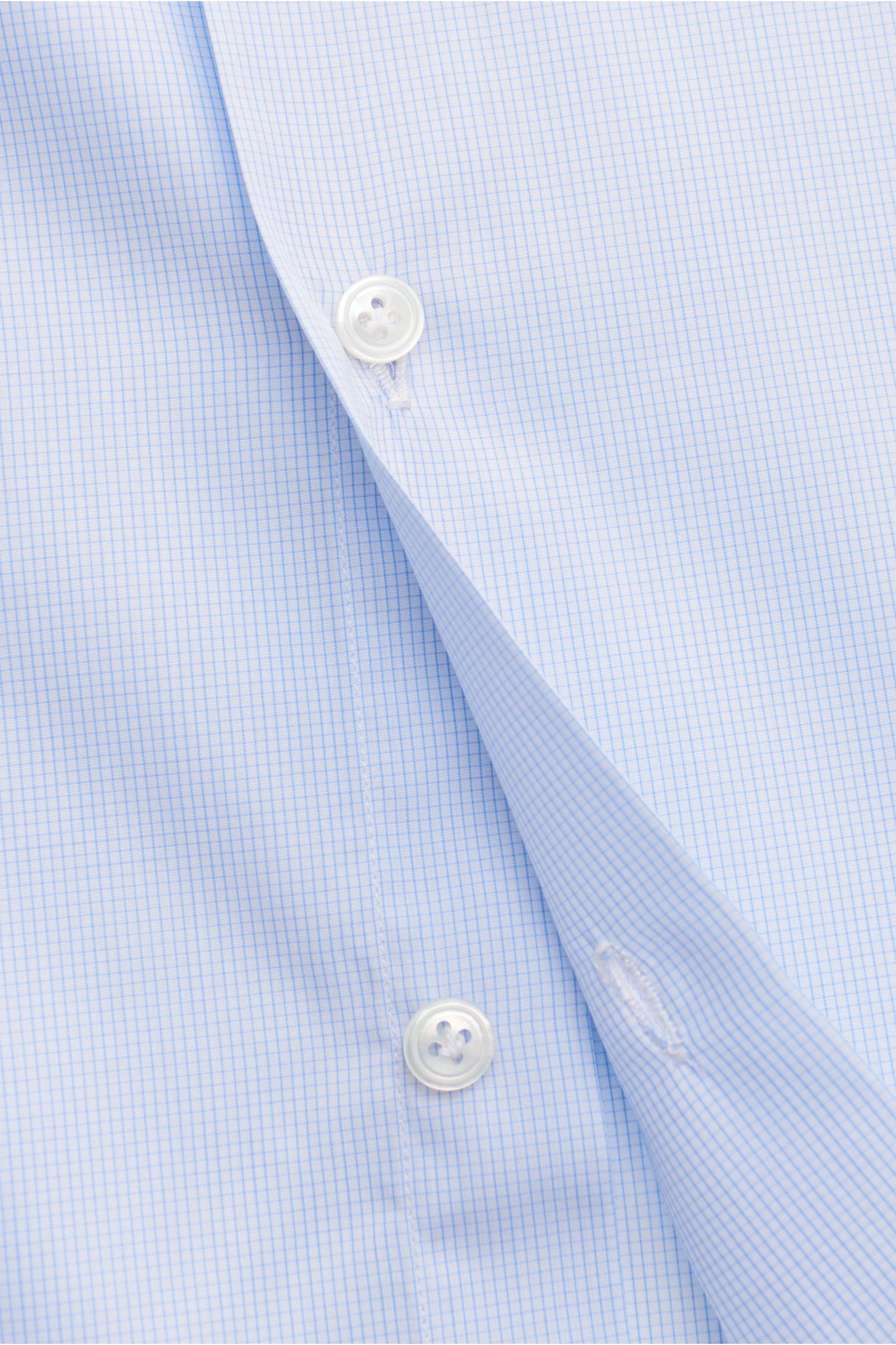 Close-up front view of Finamore Business Hemd 'Sergio Milano' Haifisch-Kragen hellblau/weiß kariert, a light blue and white micro check shirt made from pure Giza cotton with a smooth, soft feel, featuring an extra slim fit, shark collar, French placket, c