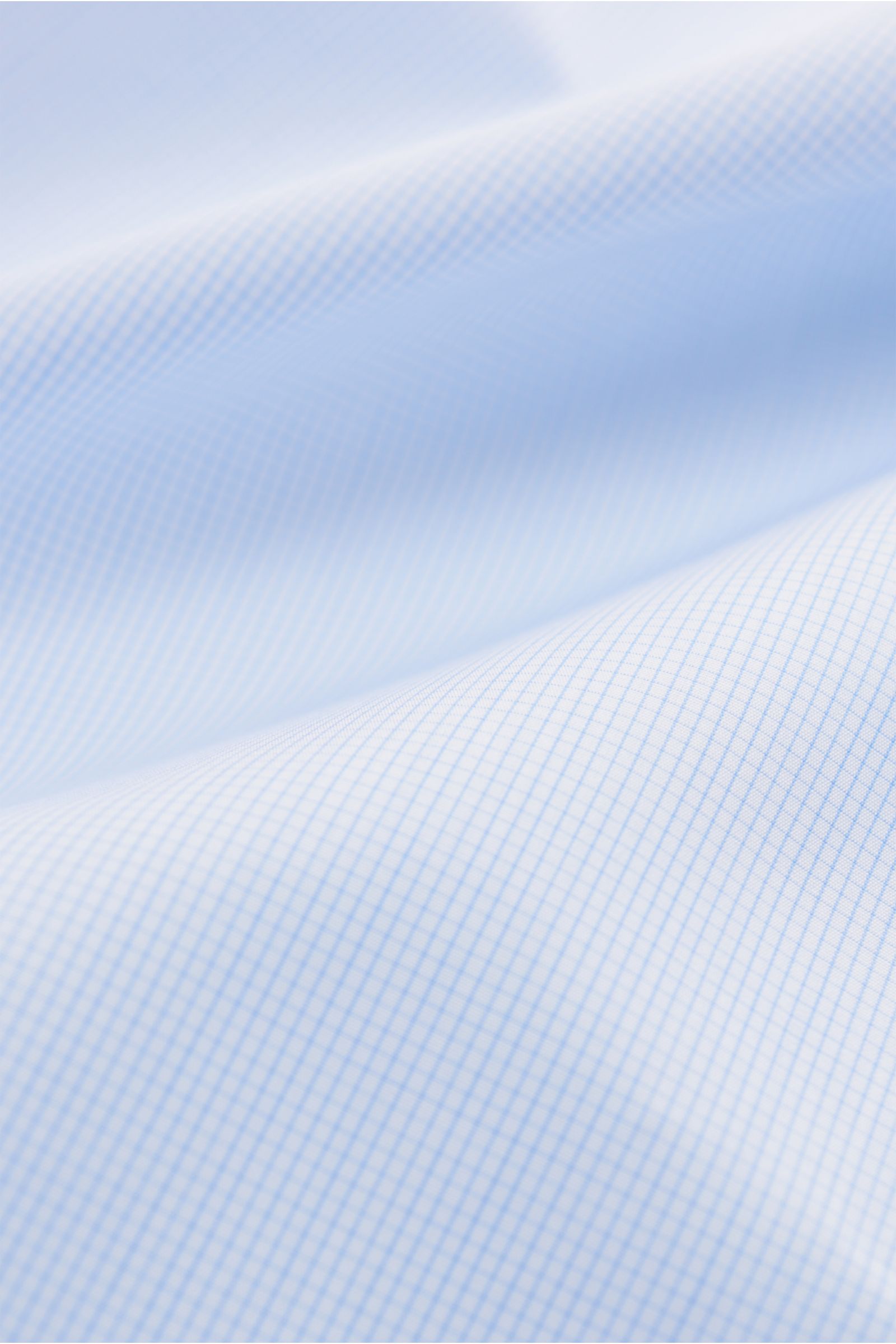 Close-up view of Finamore Business Hemd 'Sergio Milano' Haifisch-Kragen hellblau/weiß kariert fabric showing a soft, smooth light blue and white micro check pattern with fine texture. Mit dem Hemd 'Sergio Milano' aus der 170 a due-Linie von FINAMORE in