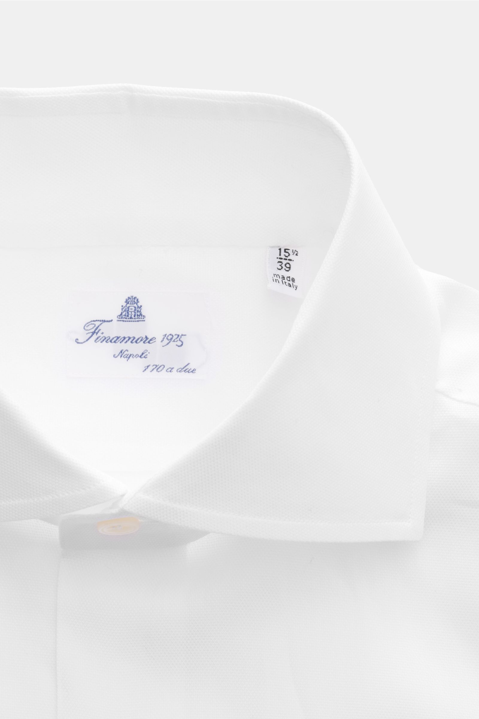 Close-up front view of Finamore Business shirt 'Edoardo Napoli' shark collar white, pure cotton with French button placket.

Description: Stylish classic: The shirt 'Edoardo Napoli' from FINAMORE made of soft Giza cotton lends an elegant, confident tou