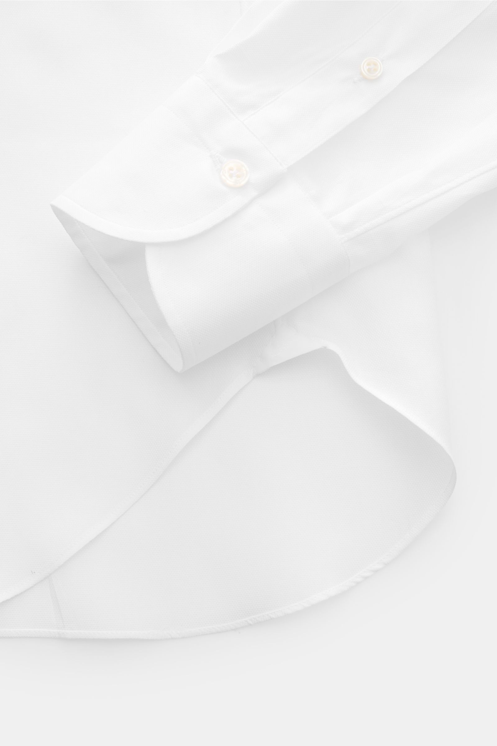 Close-up front angle of the Finamore Business shirt 'Edoardo Napoli' shark collar white showing extra-long sleeves, French button placket, and rounded hem.

Stylish classic: The shirt 'Edoardo Napoli' from FINAMORE made of soft Giza cotton lends an ele
