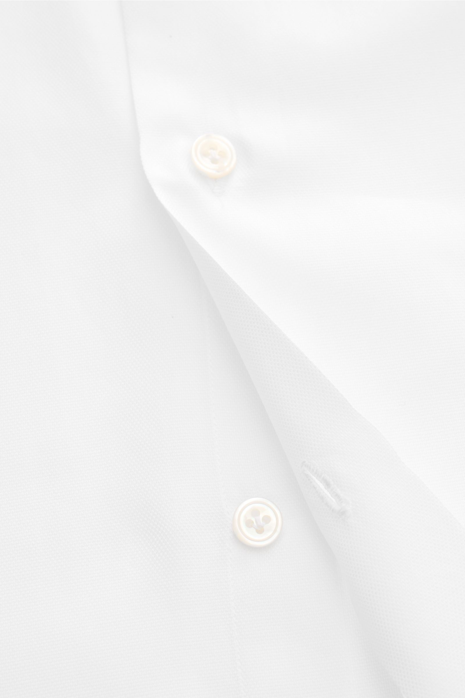Close-up front view of Finamore Business shirt 'Edoardo Napoli' shark collar white, made of soft Giza cotton with classic buttons and smooth texture. Stylish classic: The shirt 'Edoardo Napoli' from FINAMORE made of soft Giza cotton lends an elegant, c