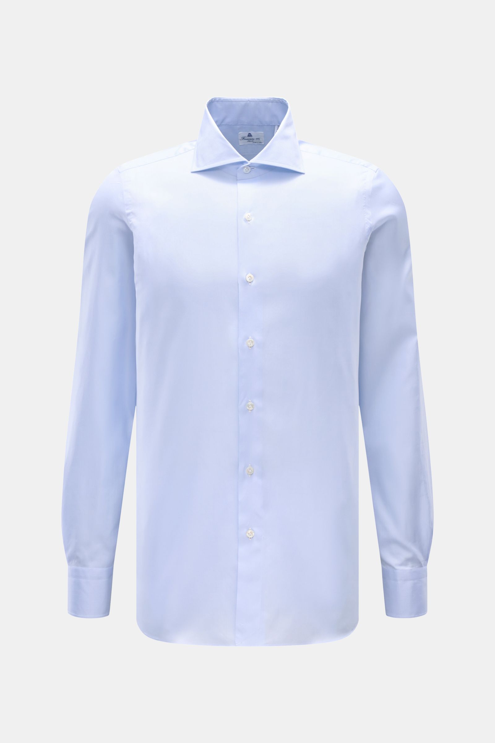 Front view of Finamore Business shirt 'Edoardo Napoli' shark collar light blue, slim fit with extra-long sleeves and classic barrel cuffs.

Description: Stylish classic: The shirt 'Edoardo Napoli' from FINAMORE made of soft Giza cotton lends an elegant