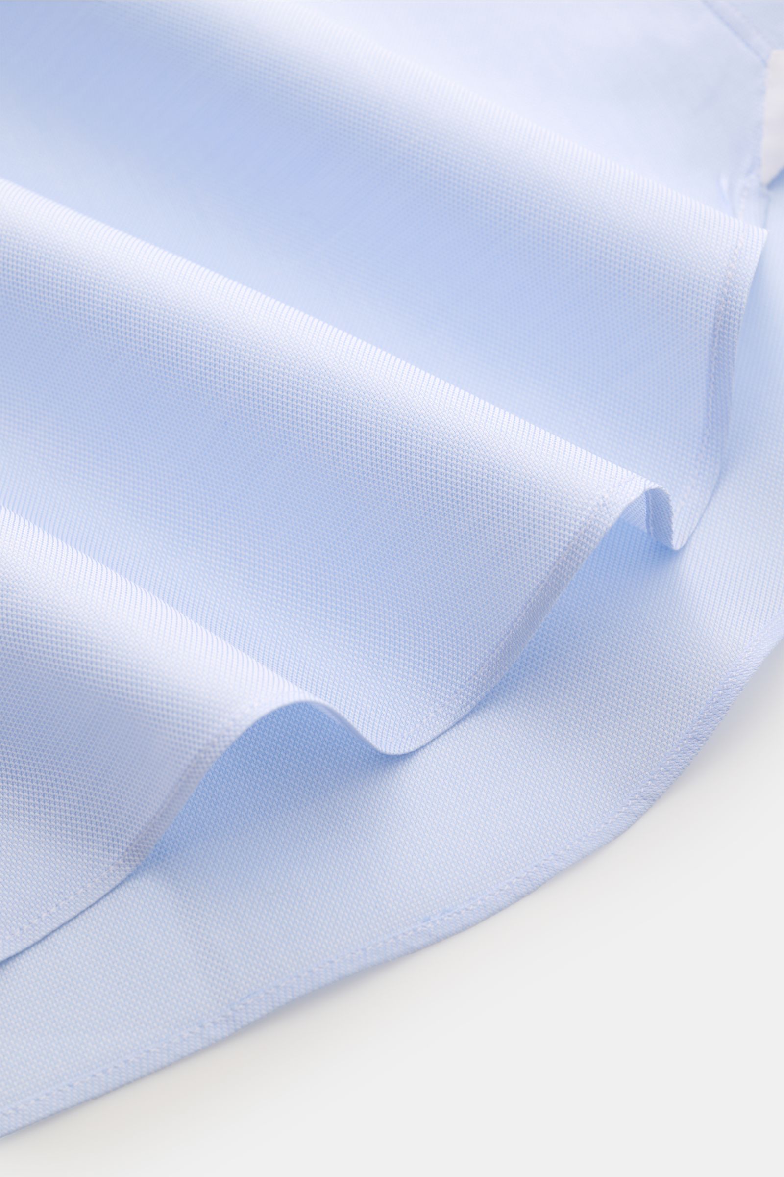 Close-up front view of the Finamore Business shirt 'Edoardo Napoli' shark collar light blue, soft Giza cotton fabric, slim fit.

Description: Stylish classic: The shirt 'Edoardo Napoli' from FINAMORE made of soft Giza cotton lends an elegant, confident