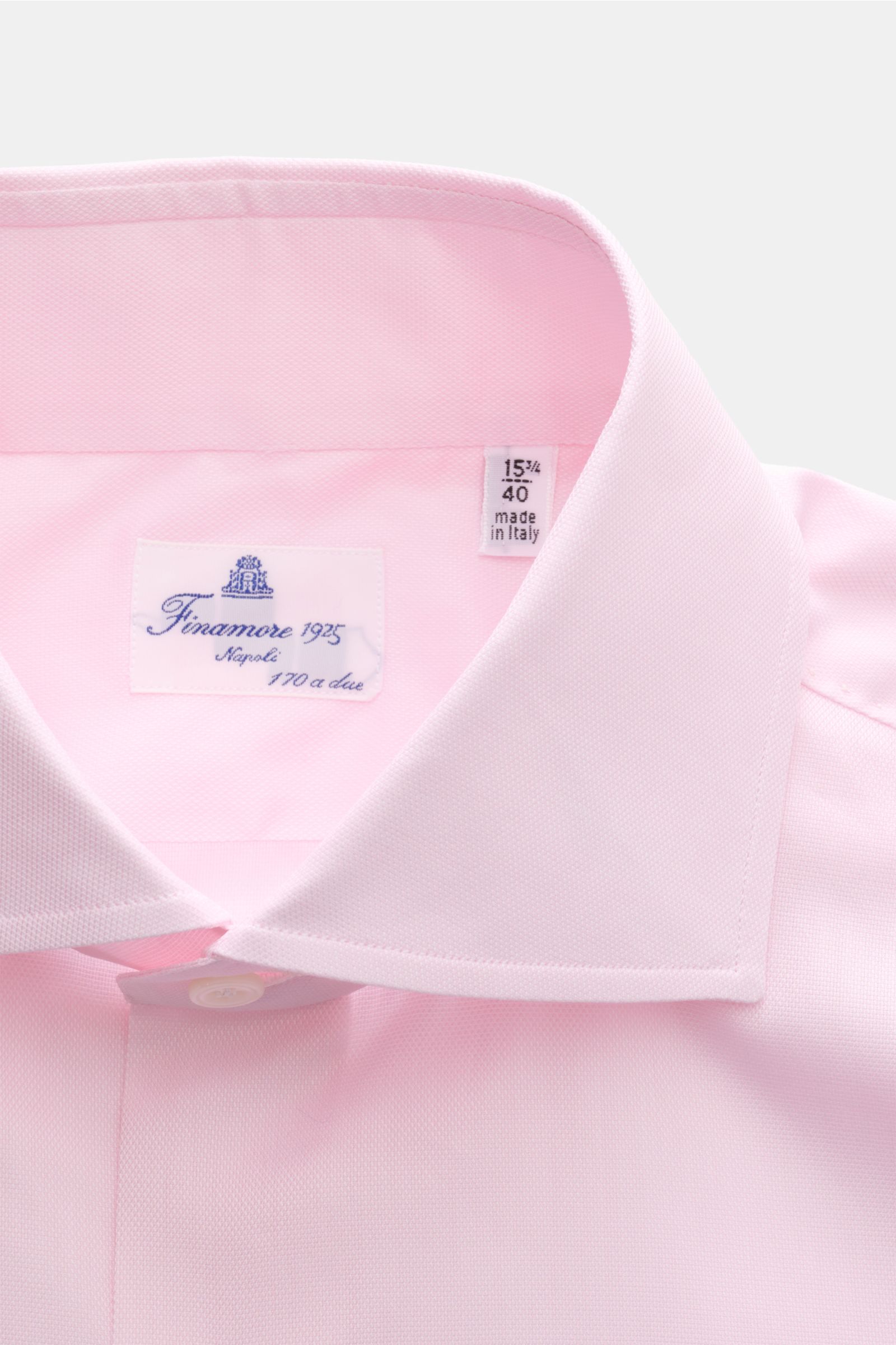 Finamore Business Hemd 'Edoardo Napoli' Haifisch-Kragen rosé, Slim Fit, weiche Giza-Baumwolle, französische Knopfleiste, Nahaufnahme Kragen von oben.