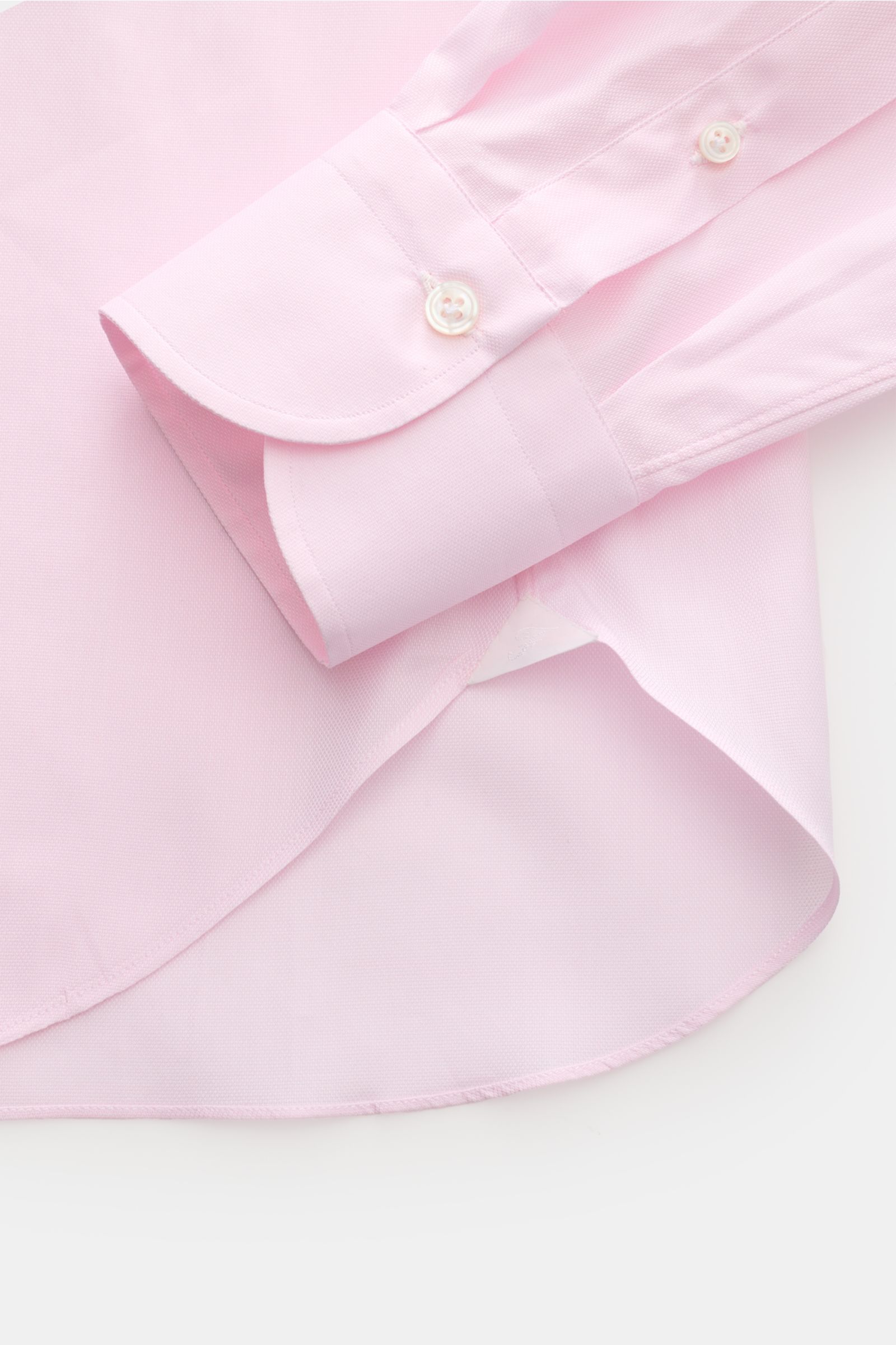 Nahaufnahme des Finamore Business Hemd 'Edoardo Napoli' Haifisch-Kragen rosé, Fokus auf extralangen Ärmeln, Haifisch-Kragen, französischer Knopfleiste, klassischer Sportmanschette und gerundetem Saum aus weicher, reiner Giza-Baumwolle in Slim Fit.