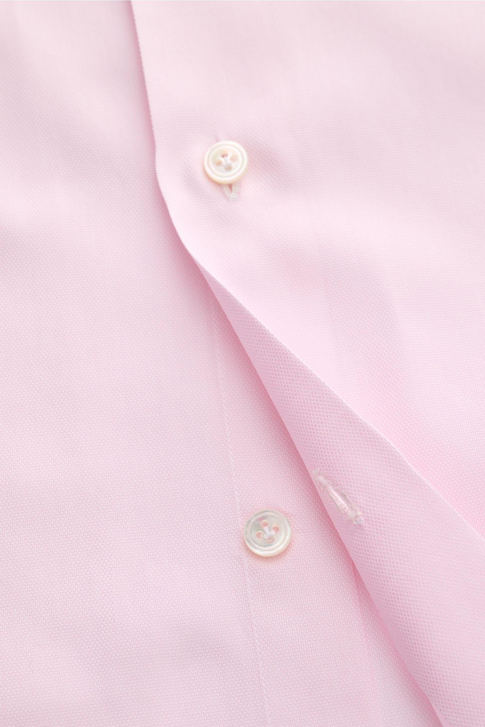Finamore Business Hemd 'Edoardo Napoli' Haifisch-Kragen rosé, Slim Fit aus weicher Giza-Baumwolle, Nahaufnahme der französischen Knopfleiste, extralange Ärmel.