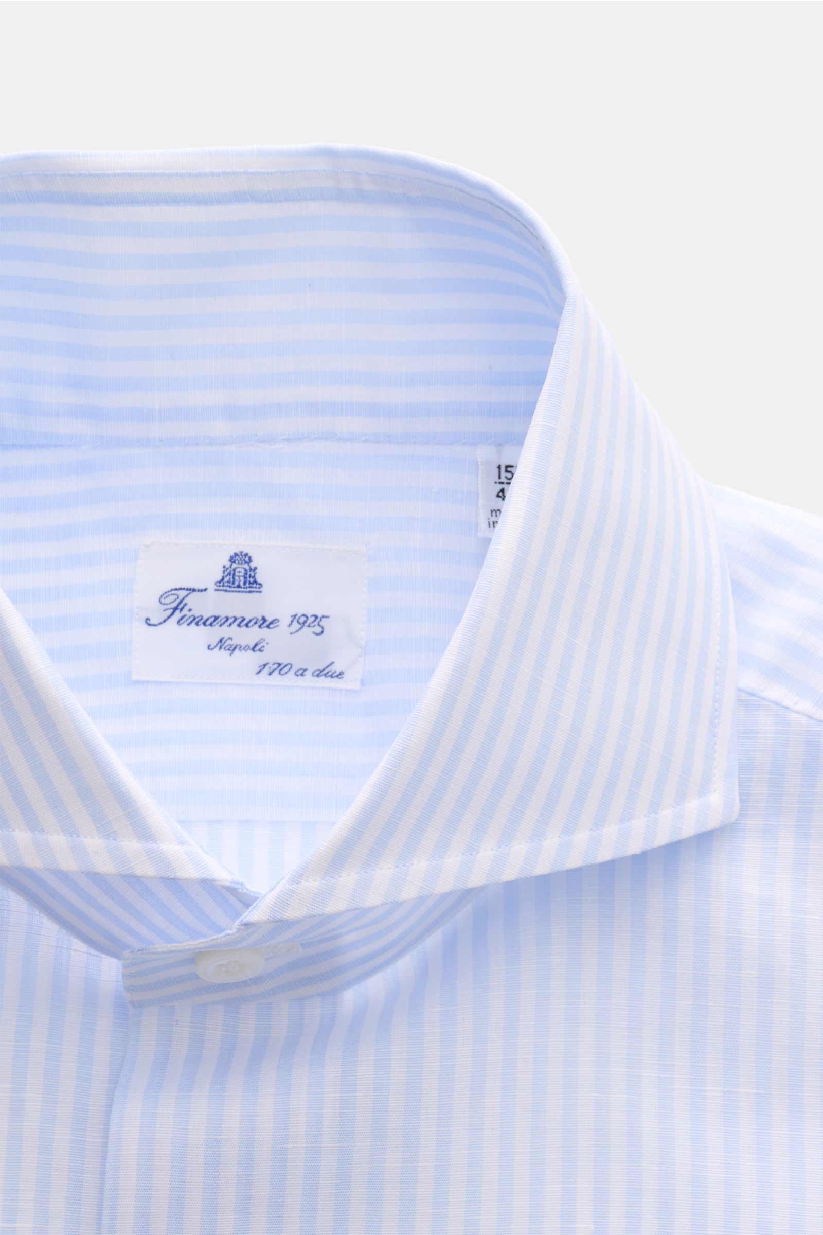 Finamore Business Hemd 'Sergio Napoli' Haifisch-Kragen hellblau/weiß gestreift, Detailaufnahme von oben, Leinen-Baumwoll-Mix, Regular Fit, glatter, kühler Griff.