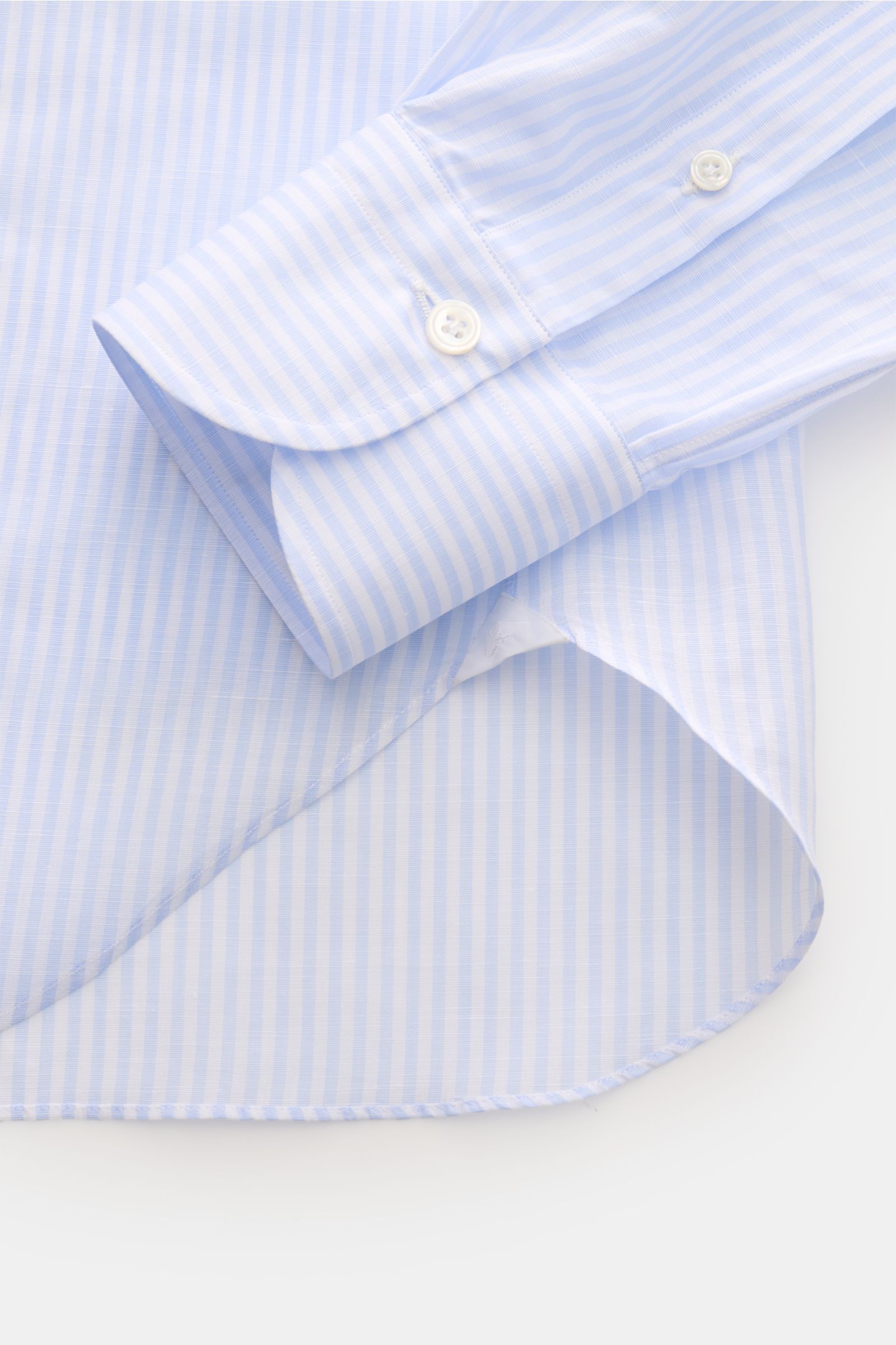 Finamore Business Hemd 'Sergio Napoli' hellblau/weiß gestreift, Detailansicht von Ärmelsaum, Haifisch-Kragen, Leinen-Baumwoll-Mix, Regular Fit, französische Knopfleiste.