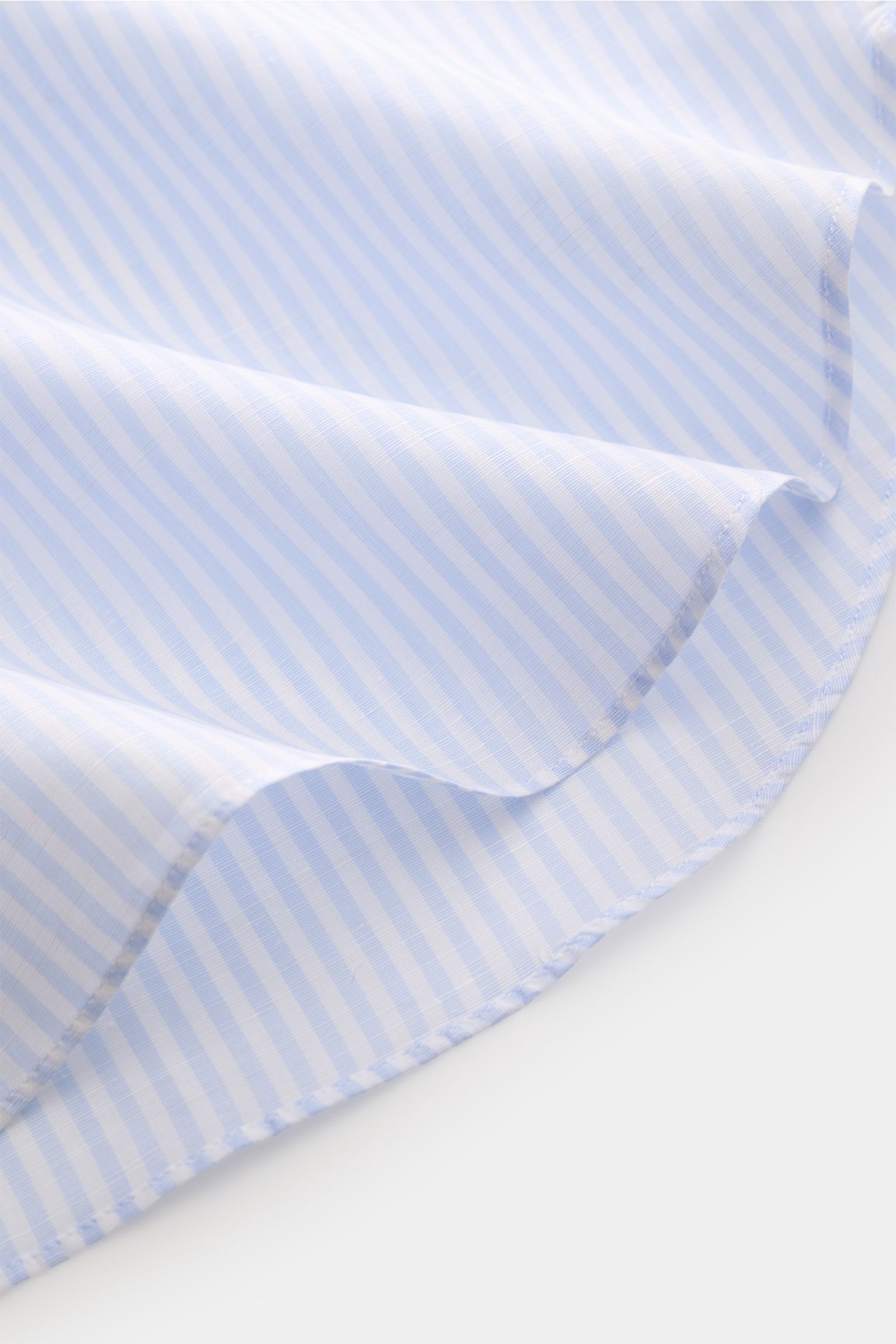 Finamore Business Hemd 'Sergio Napoli' Haifisch-Kragen hellblau/weiß gestreift, Detailaufnahme des Saumverlaufs aus kühlendem Leinen-Baumwoll-Mix.