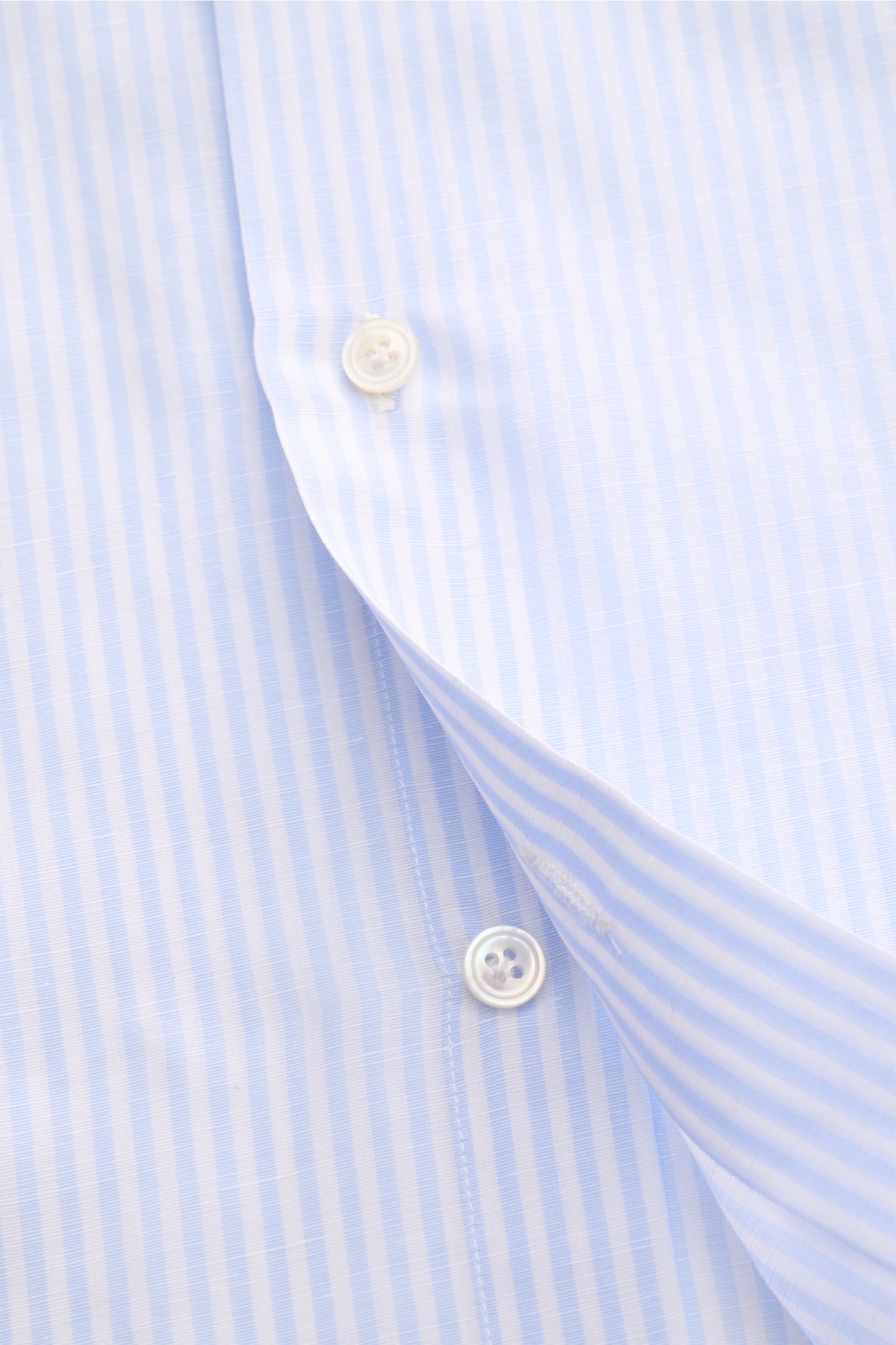 Finamore Business Hemd 'Sergio Napoli' Haifisch-Kragen hellblau/weiß gestreift, Detailaufnahme der Knopfleiste aus Leinen-Baumwoll-Mix mit glattem Griff.