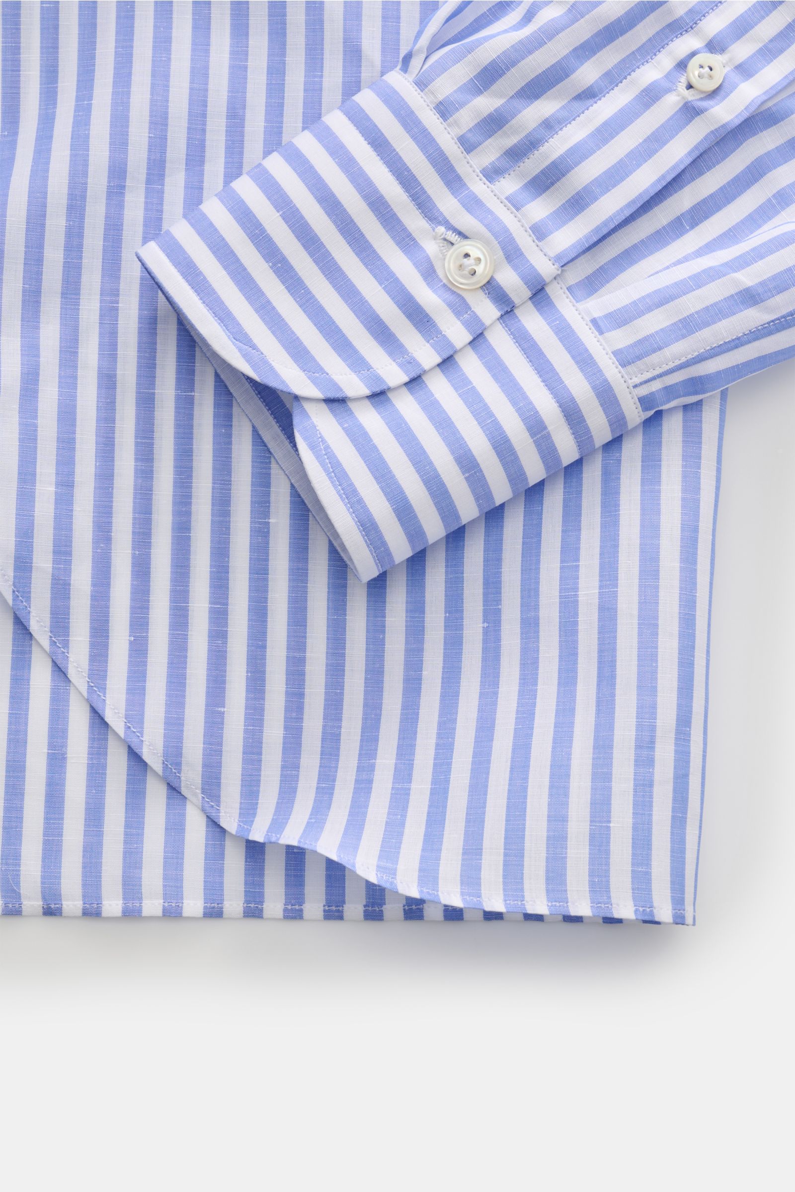 Finamore Business Hemd 'Sergio Napoli' Haifisch-Kragen blau/weiß gestreift, Detailaufnahme von Ärmel und Saum, Leinen-Baumwollmix, Slim Fit, klassische Streifen.