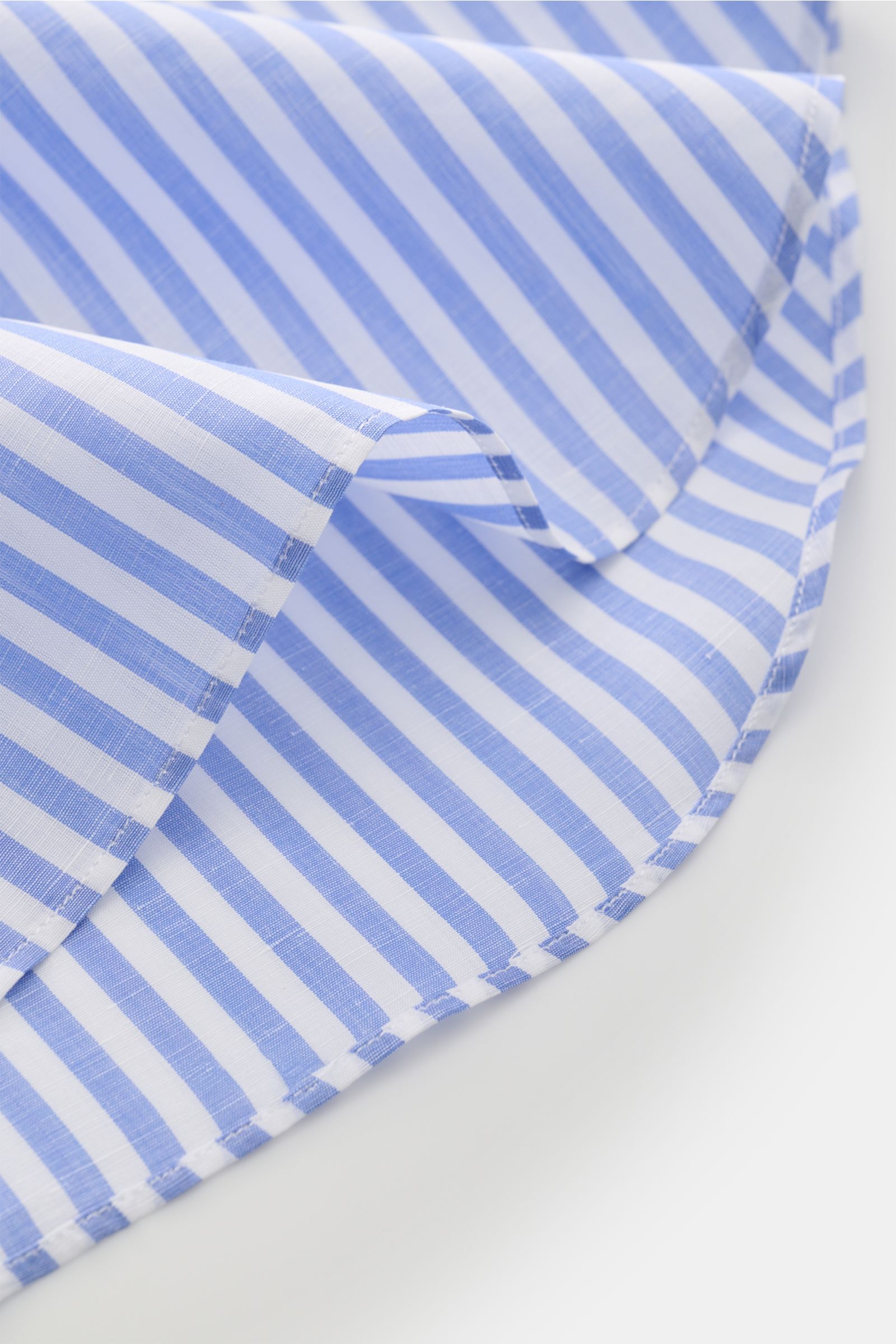 Finamore Business Hemd 'Sergio Napoli' Haifisch-Kragen blau/weiß gestreift, Detailaufnahme Saum und Manschette aus Leinen-Baumwollmix, Slim Fit.