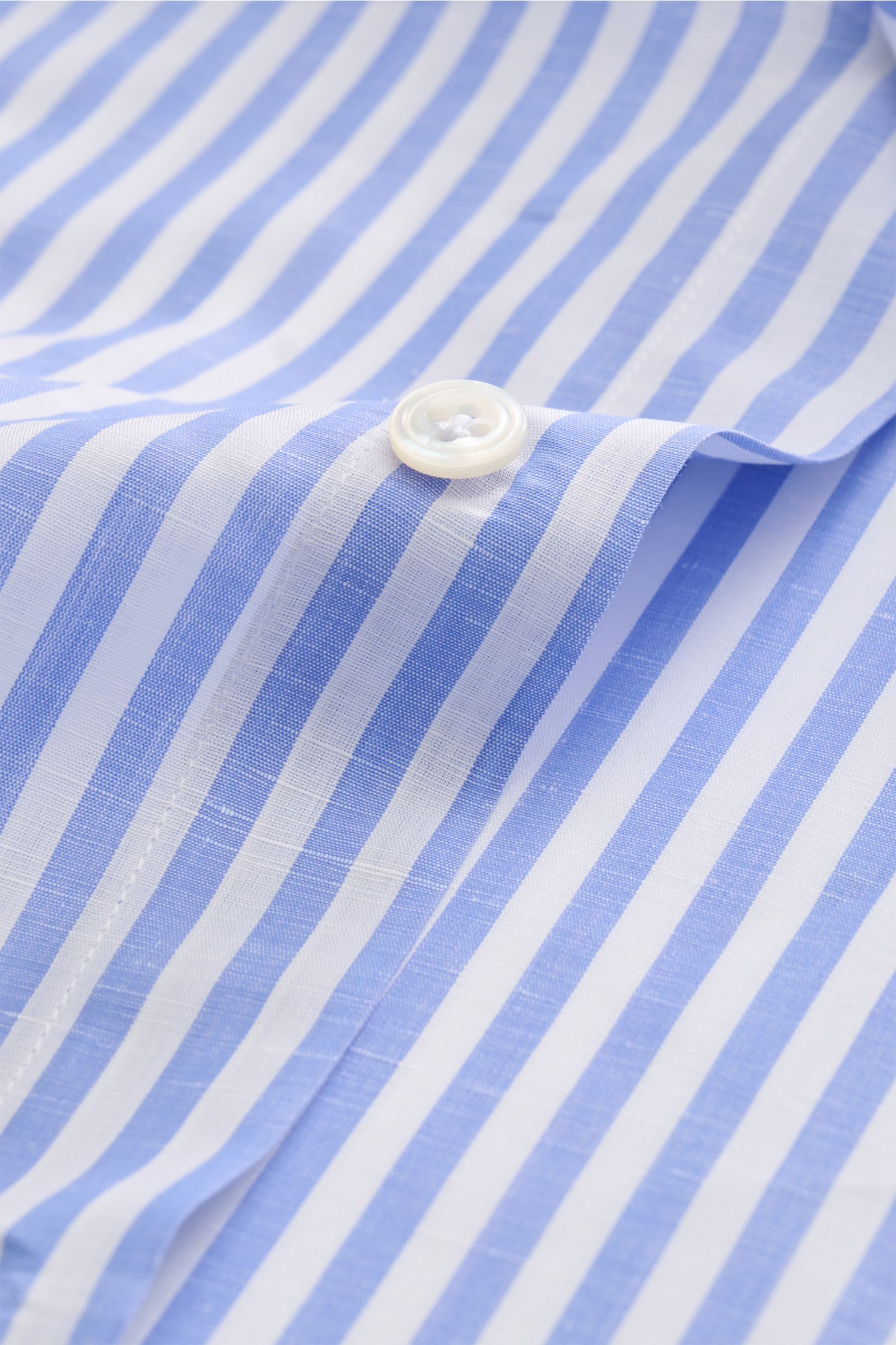 Nahaufnahme des Finamore Business Hemd 'Sergio Napoli' Haifisch-Kragen blau/weiß gestreift, Leinen-Baumwollmix, Slim Fit, klassische Streifen, weicher Griff, französische Knopfleiste.