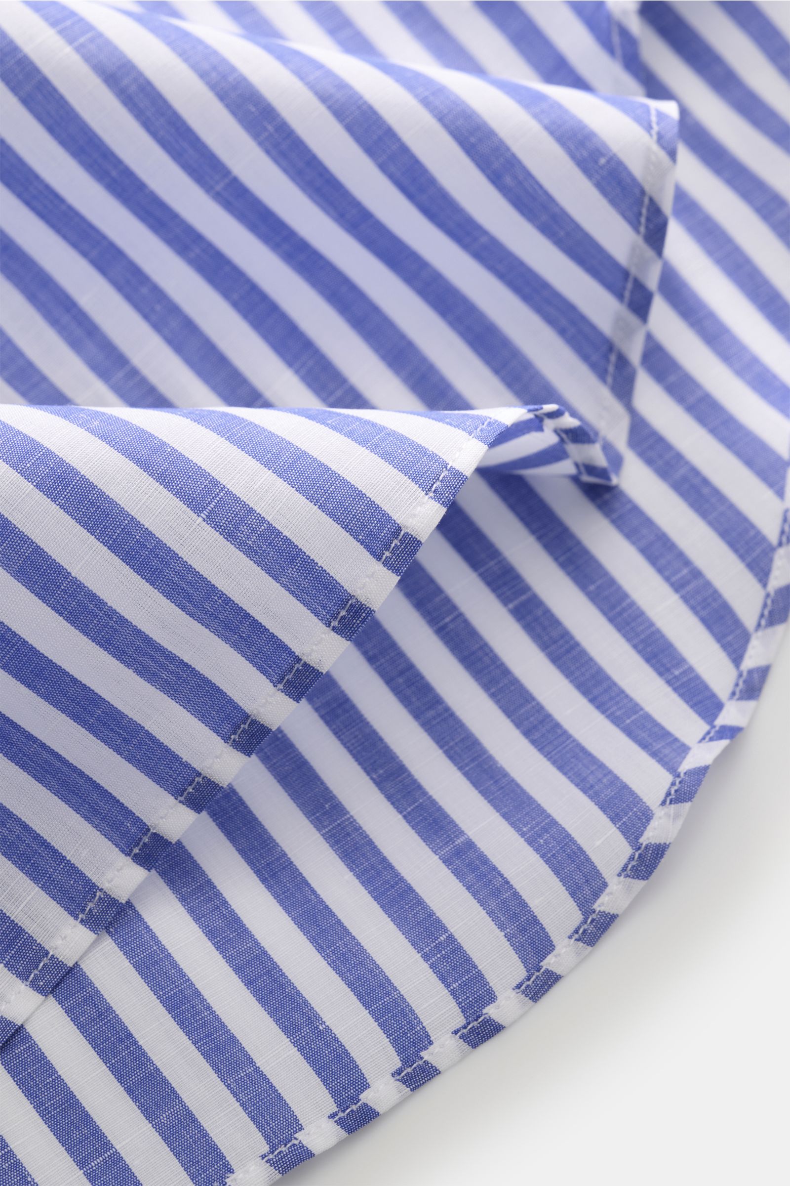 Finamore Business Hemd 'Sergio Napoli' blau/weiß gestreift, Detailaufnahme der schmalen Streifen, feinen Webstruktur und gerundeter Saumkante aus Leinen-Baumwollmix.