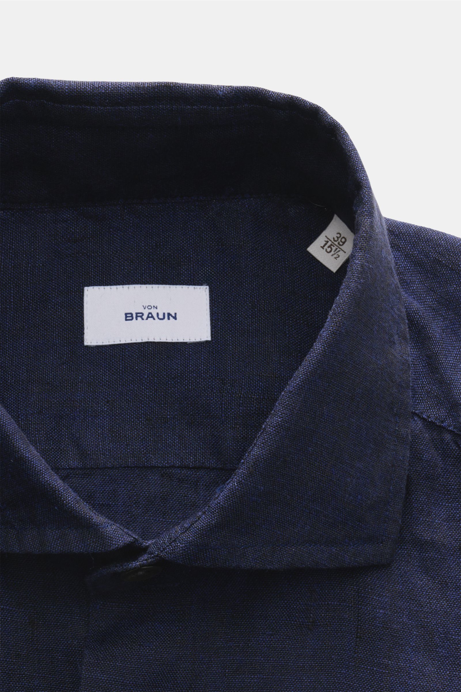von Braun Leinenhemd Haifisch-Kragen navy shown from a top-front close-up, made of pure linen with airy, soft texture, slim fit, French placket, and classic sport cuffs; Mühelose Leichtigkeit: Dieses VON BRAUN Hemd aus reinem Leinen überzeugt mit luftigem