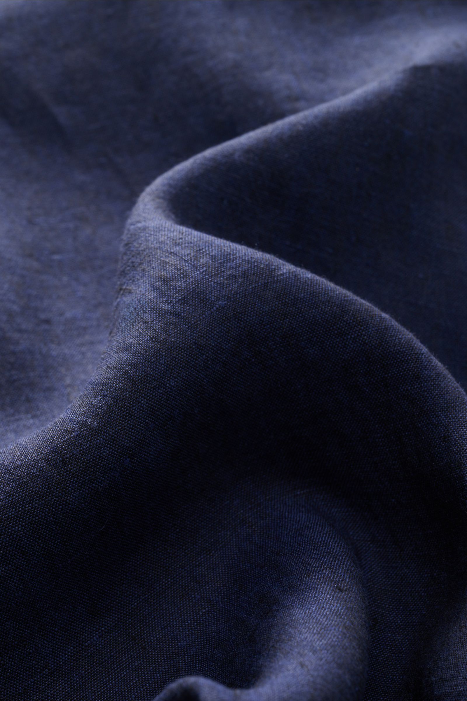 Close-up image of navy linen fabric showing texture and weave, photographed from a macro perspective, highlighting the material of the von Braun Leinenhemd Haifisch-Kragen navy. Mühelose 