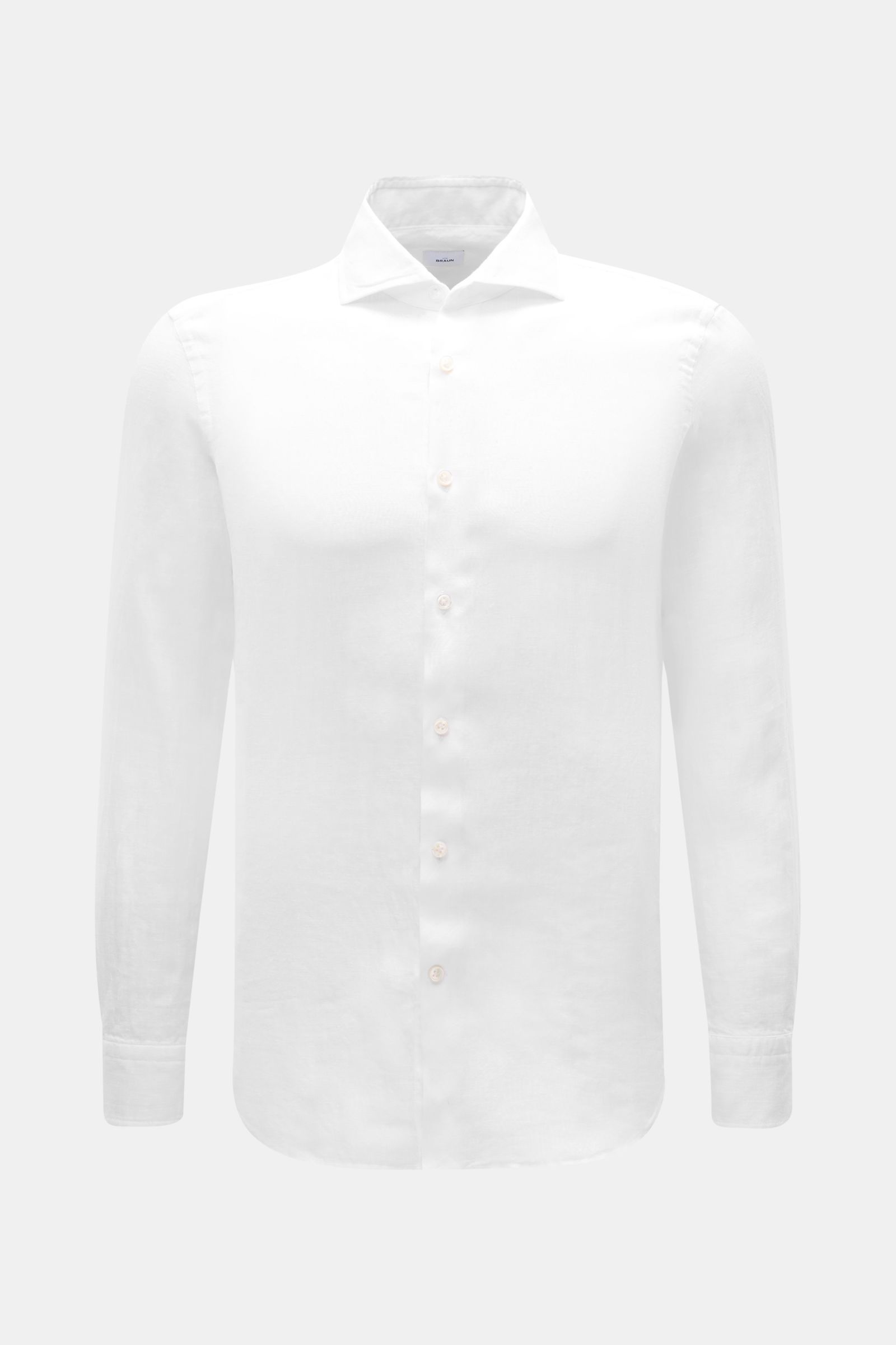 Von vorne fotografiertes weißes von Braun Leinenhemd Haifisch-Kragen mit französischer Knopfleiste, Slim Fit, gerundetem Saum und luftiger Leinenstruktur.