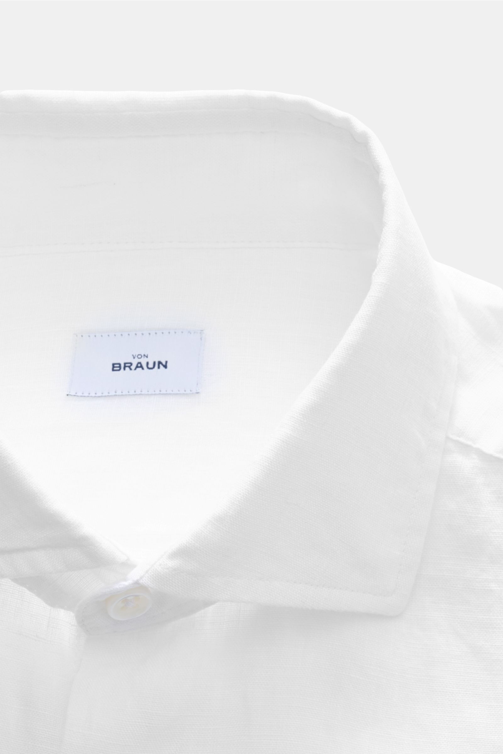 Weißes von Braun Leinenhemd Haifisch-Kragen, Nahaufnahme von schräg oben, luftiges reines Leinen, Slim Fit, französische Knopfleiste.