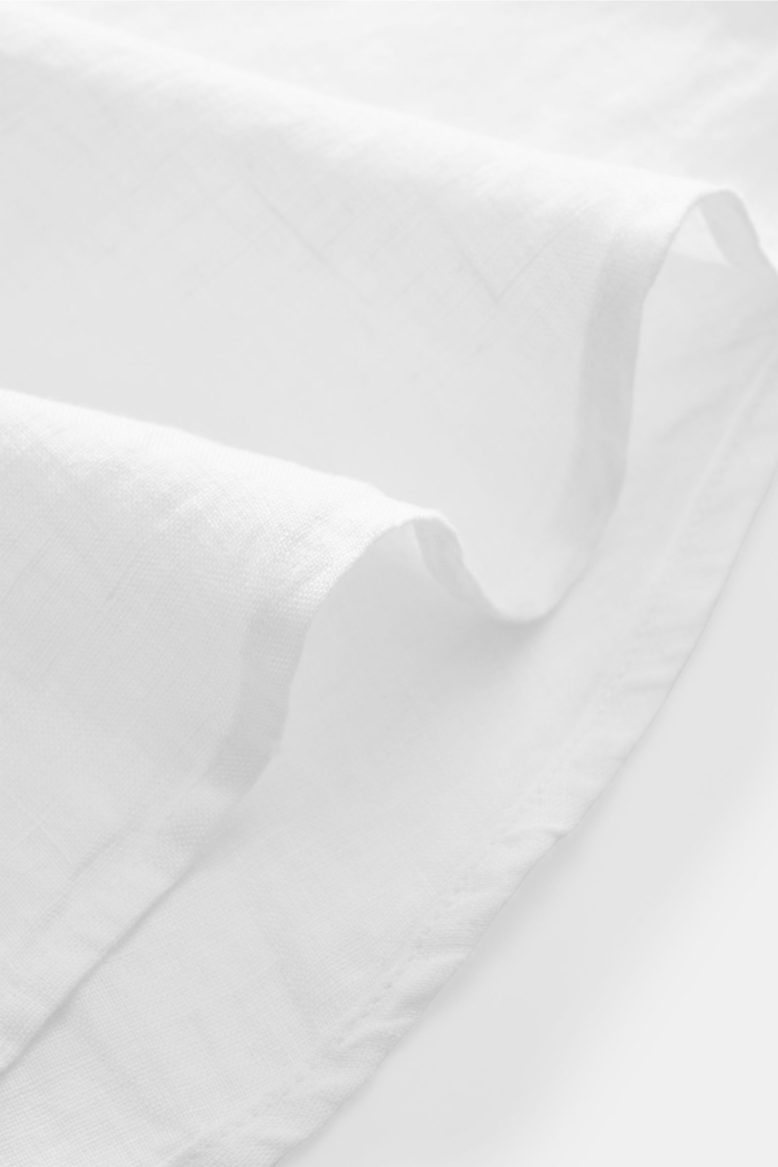 Von oben fotografiertes von Braun Leinenhemd Haifisch-Kragen weiß mit luftiger, leichter Leinenstruktur für mühelose Leichtigkeit.