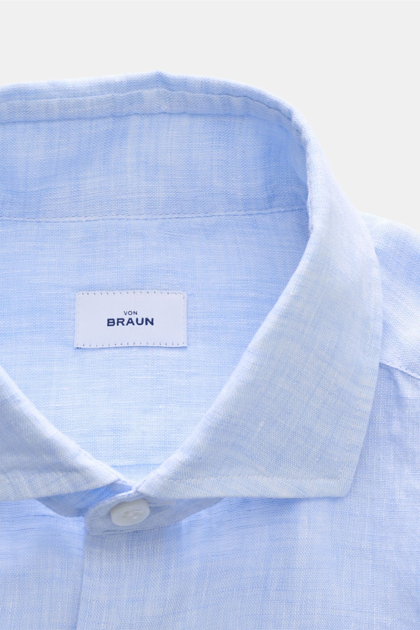 Close-up front view of von Braun Leinenhemd Haifisch-Kragen hellblau meliert collar and top button, showcasing pure linen texture and label.

Additional content:
Mühelose Leichtigkeit