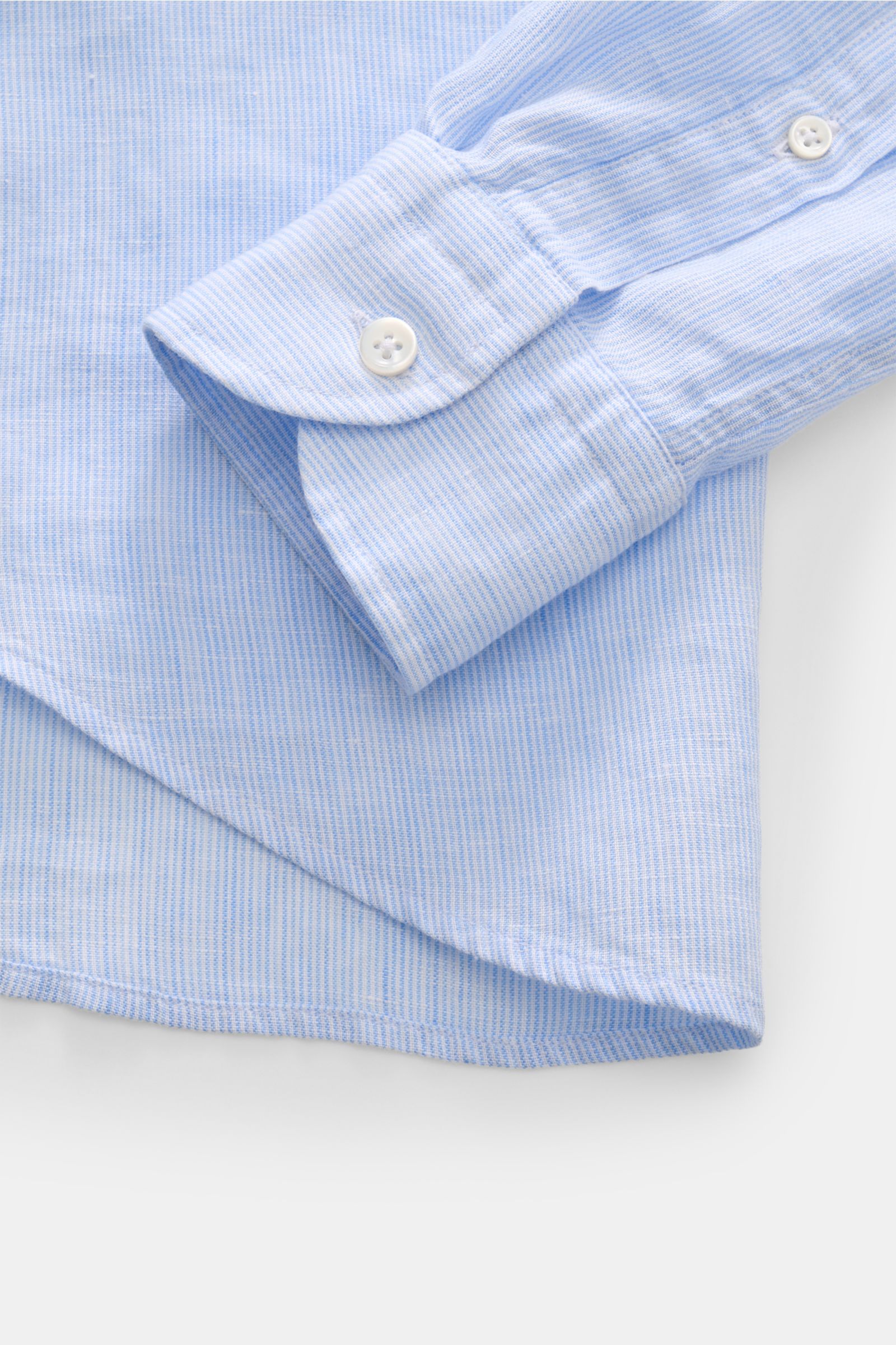 von Braun Leinenhemd Haifisch-Kragen hellblau/weiß gestreift shown from a top-angle close-up of the cuff and hem, made of pure linen with fine stripes, Slim Fit, soft texture, airy and light for warm seasons. Mühelose 