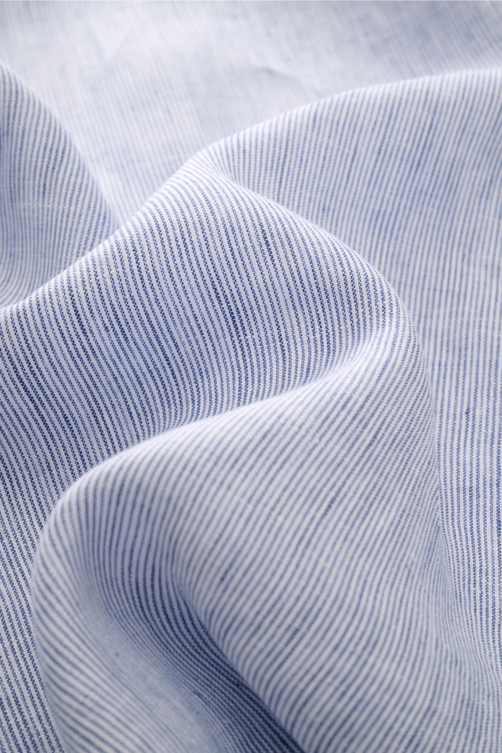 Close-up view of navy/white striped von Braun Leinenhemd Haifisch-Kragen fabric showing fine stripes and linen texture.

Description to include (not in alt tag): Mühelose Leichtigkeit