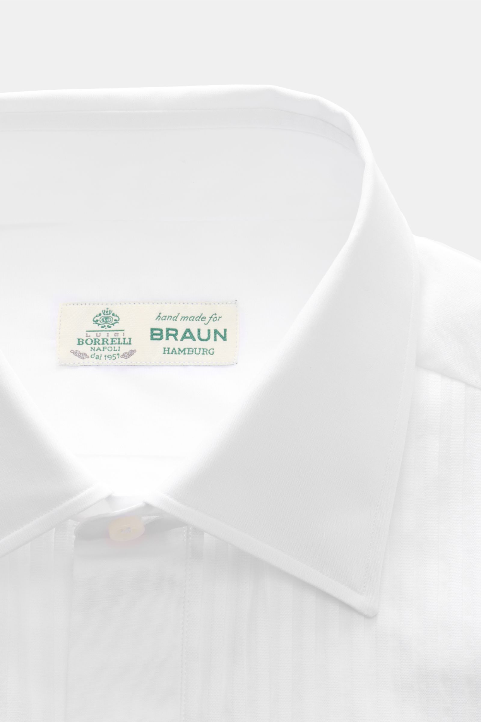 Borrelli Smokinghemd 'Quinto' Kent-Kragen weiß, Detailansicht von oben, plissierte Front, verdeckte Knopfleiste, reine Baumwolle, Slim Fit.