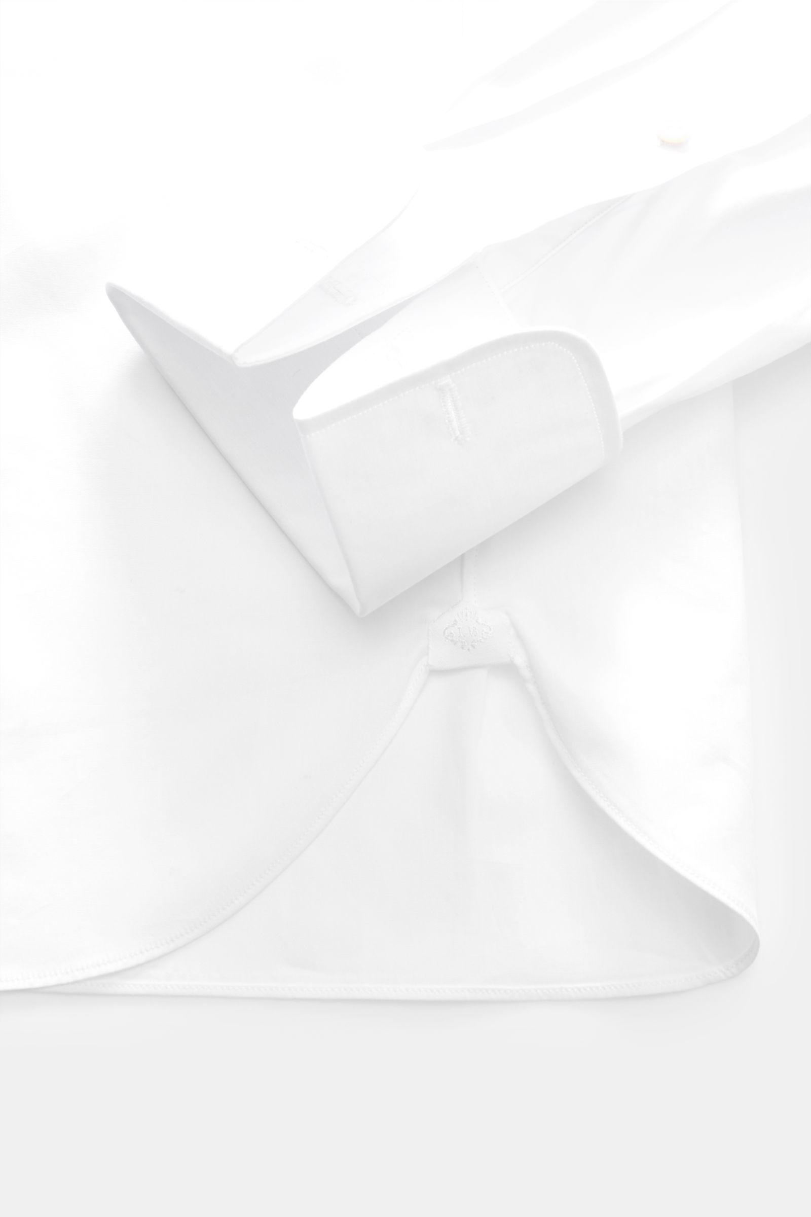 Borrelli Smokinghemd 'Quinto' Kent-Kragen weiß, aus Baumwolle, Slim Fit, plissierte Front, Umschlagmanschette, gerundeter Saum, Detailansicht von unten.