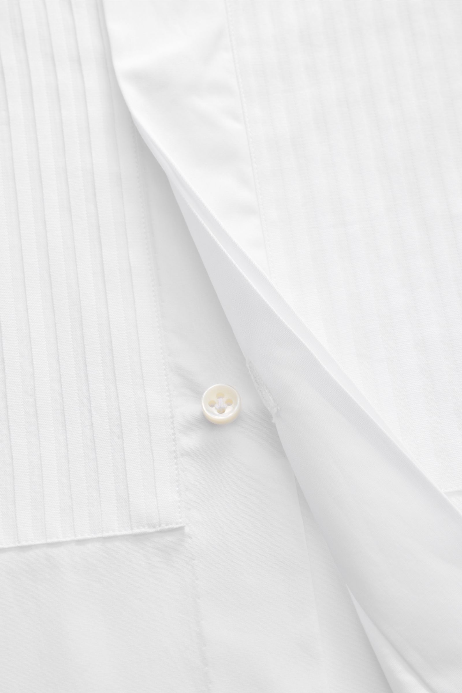 Nahaufnahme des Borrelli Smokinghemds 'Quinto' Kent-Kragen weiß, Baumwolle mit plissierter Front, verdeckter Knopfleiste und Umschlagmanschette.
