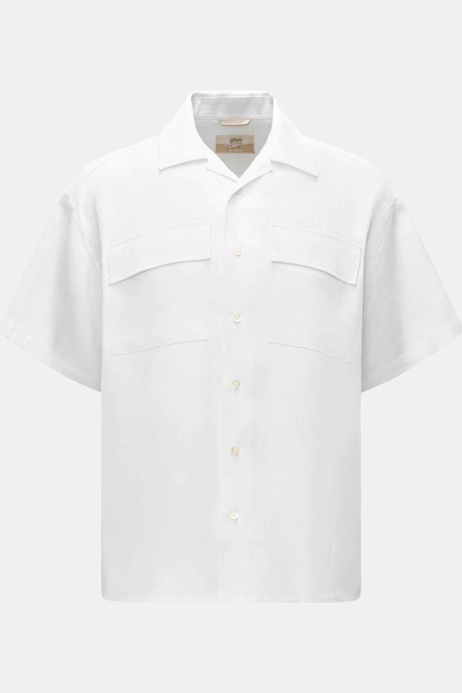 Weißes Marco Pescarolo Kurzarmhemd mit kubanischem Kragen, glattem Griff; Oversized Fit, aufgesetzte Taschen, frontal fotografiert.