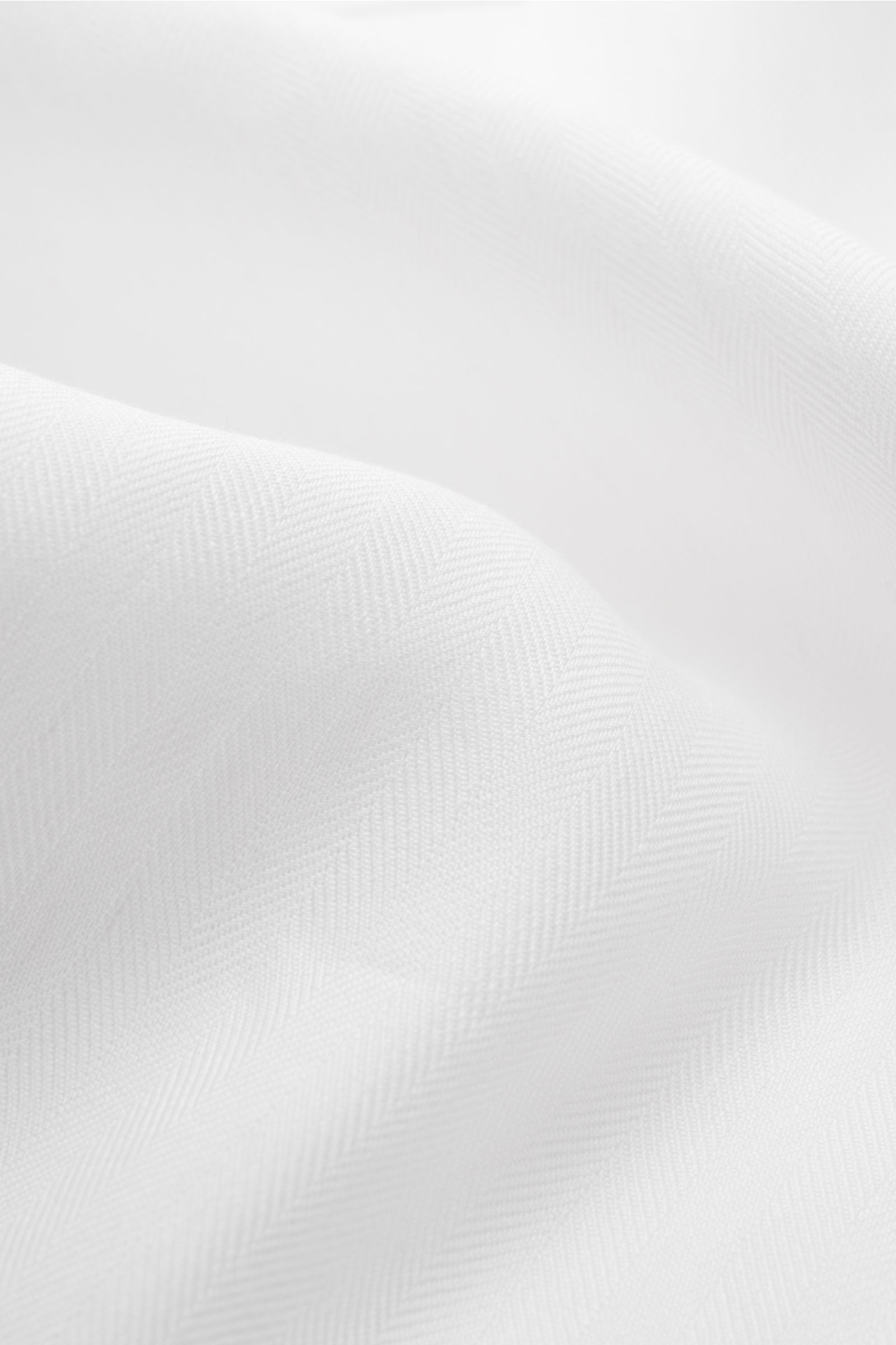 Das Bild zeigt eine Nahaufnahme der feinen Stoffstruktur des Marco Pescarolo Kurzarmhemd Kubanischer Kragen weiß, gefertigt aus einem Mix aus Leinen und Microfaser mit glattem Griff, Oversized Fit, kubanischem Kragen, aufgesetzten Taschen mit Patte, franz