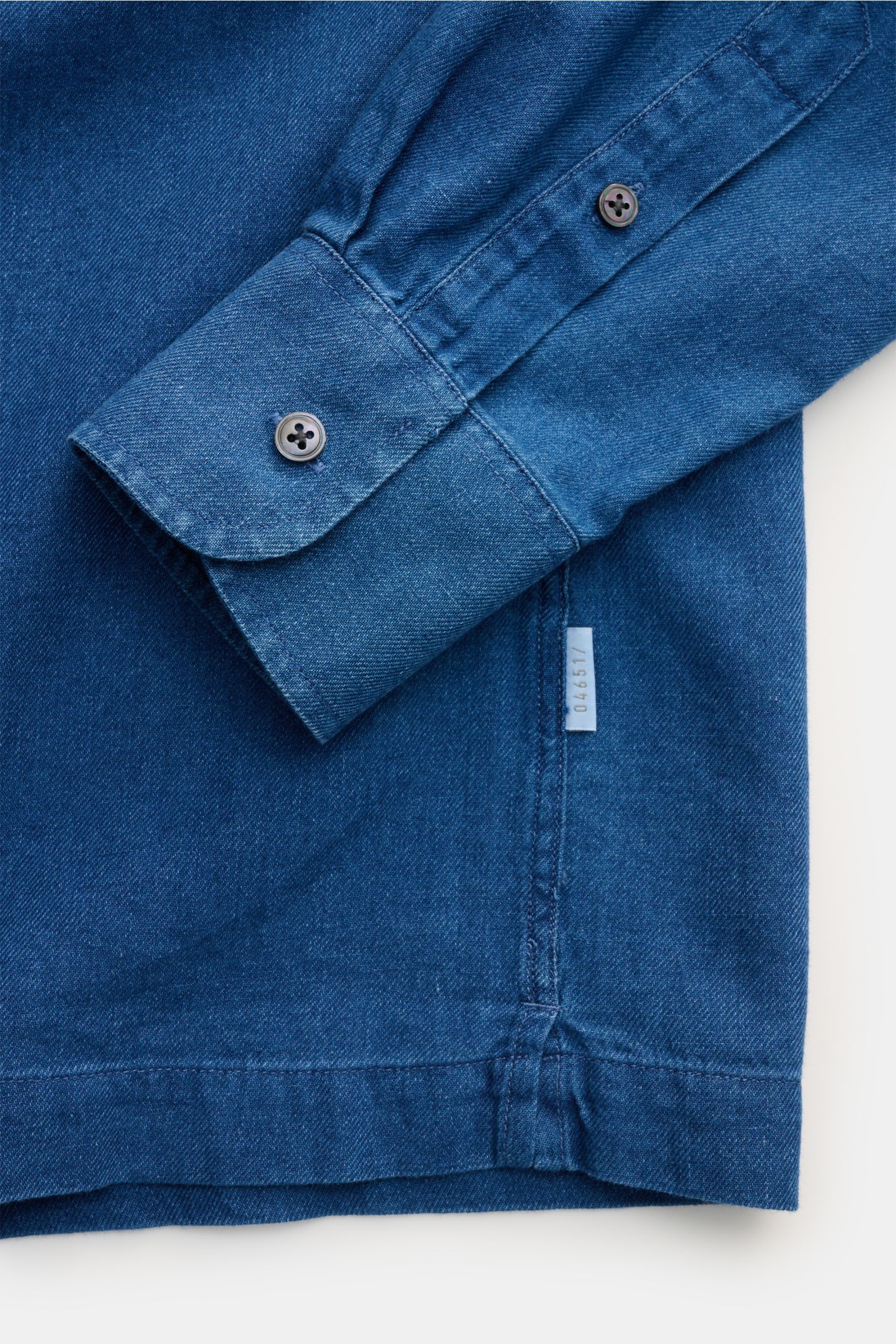 04651/ A trip in a bag Popover-Hemd 'Indigo' Kent-Kragen dunkelblau, Twill-Baumwolle, weicher Griff, Regular Fit, Knopfleiste, Sportmanschette, Saum mit Schlitz, Detailfoto von Ärmel und Saum.