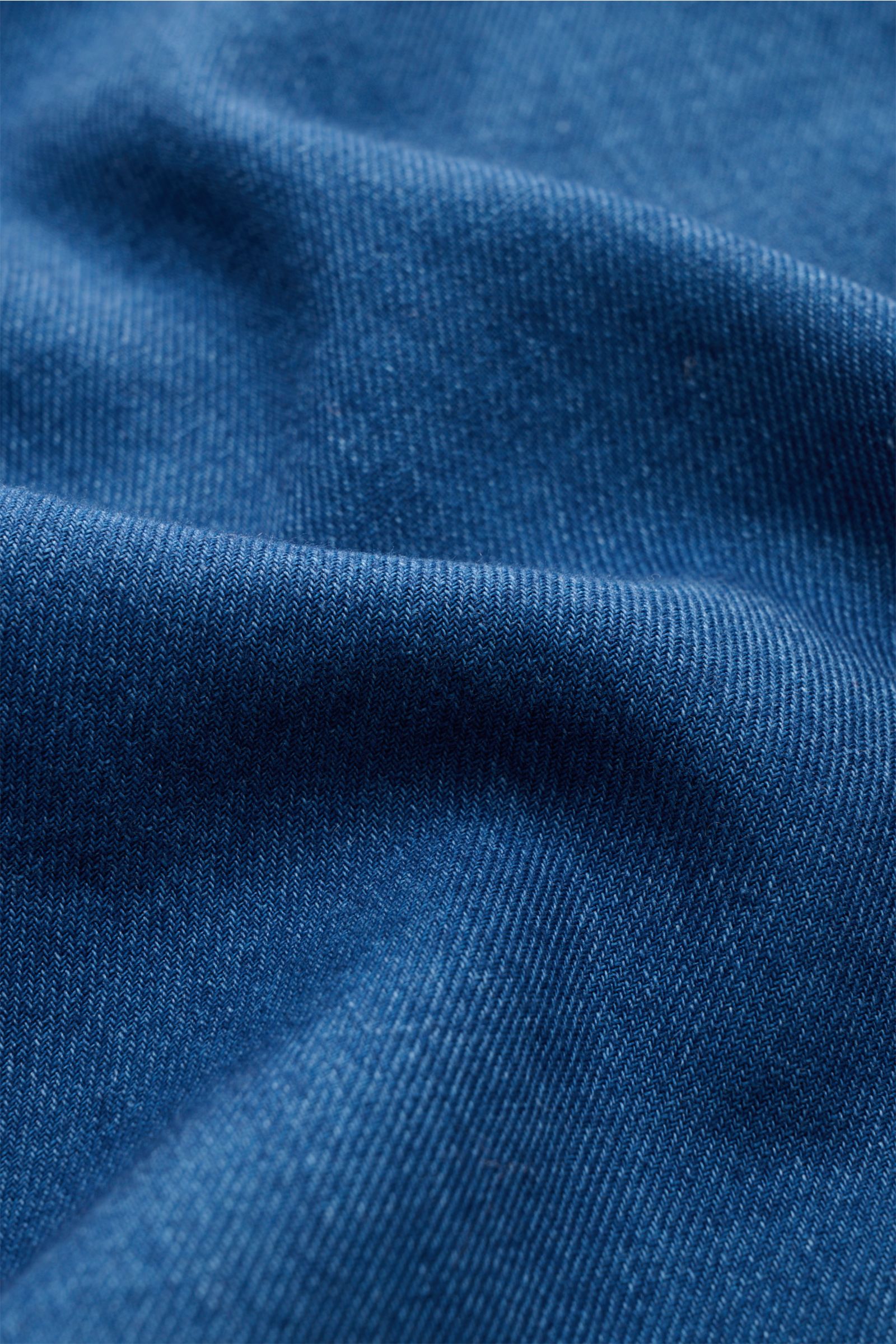 Detaillierte Nahaufnahme von dunkelblauem Twill-Stoff des 04651/ A trip in a bag Popover-Hemds 'Indigo' Kent-Kragen, reine Baumwolle, weicher Griff.
