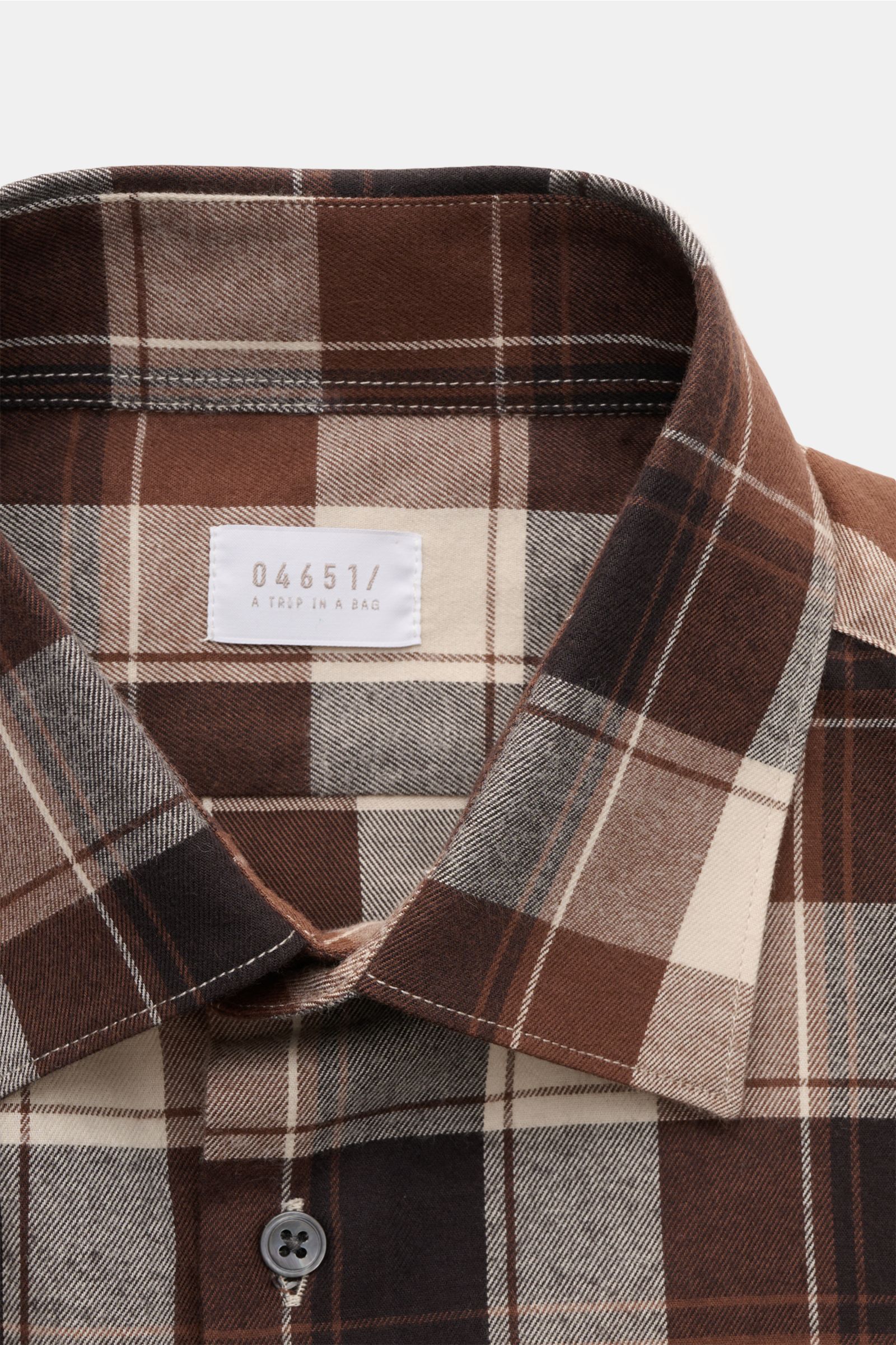 Nahaufnahme von 04651/ A trip in a bag Flanellhemd Kent-Kragen braun/anthrazit/creme kariert mit klassischem Kent-Kragen aus weichem Baumwoll-Twill.