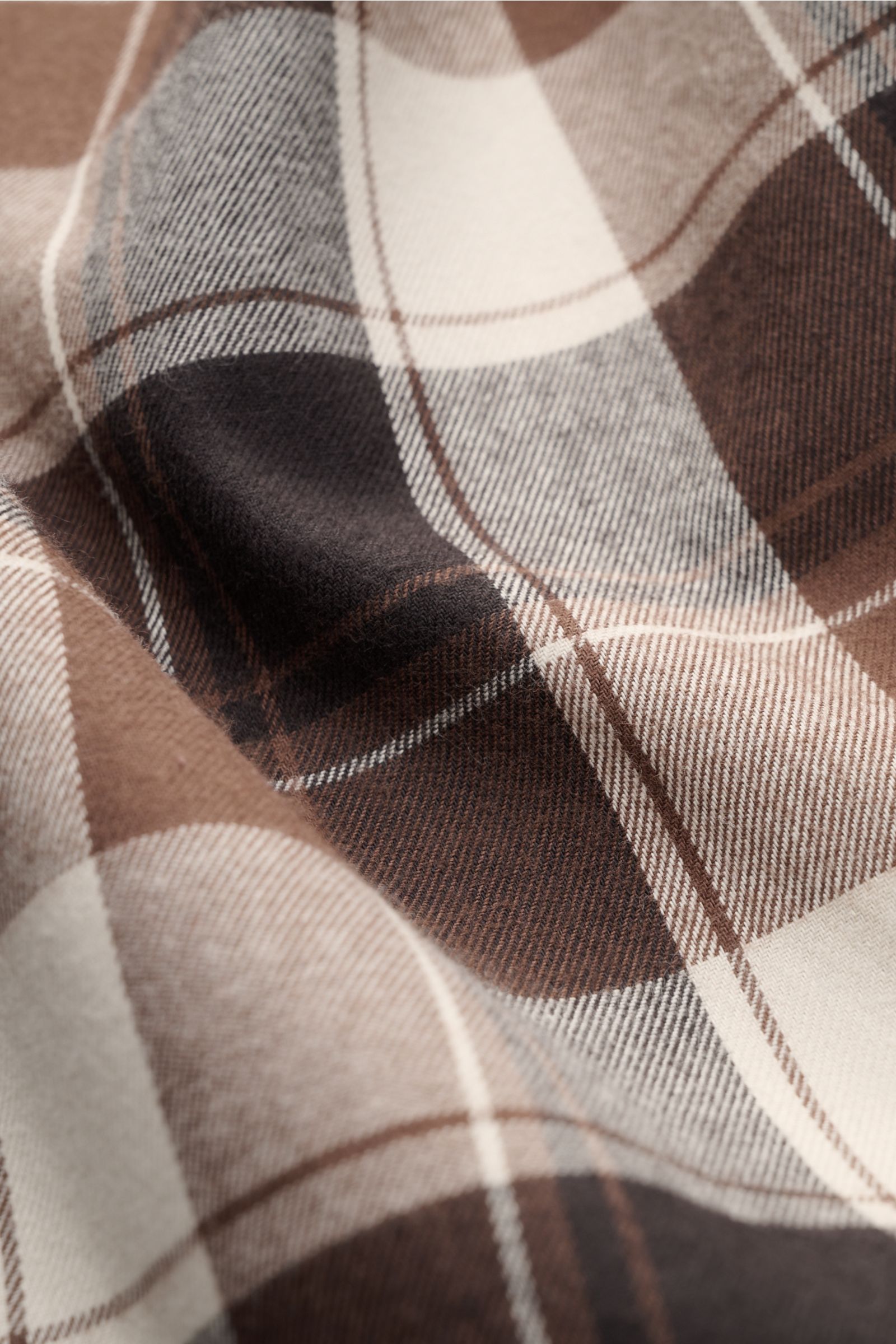 Nahaufnahme des karierten Stoffes vom 04651/ A trip in a bag Flanellhemd Kent-Kragen braun/anthrazit/creme kariert aus weichem Baumwoll-Twill.