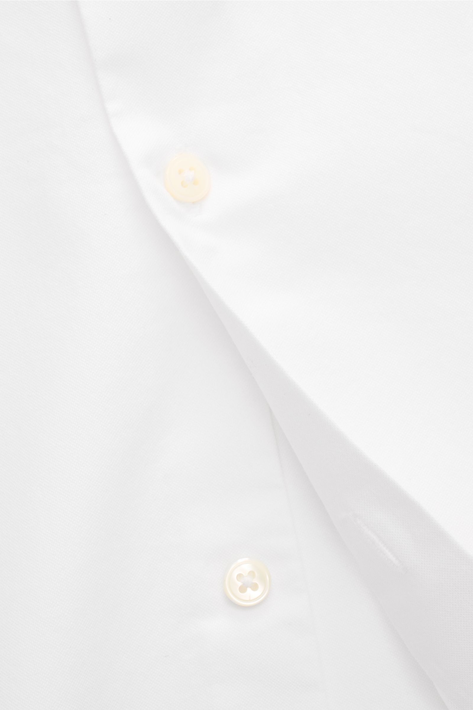 Close-up front view of the 04651/ A trip in a bag Oxford-Hemd Kent-Kragen weiß, a classic white Oxford shirt made of pure cotton with soft texture, Regular Fit, Kent collar, French placket, classic sport cuffs, and rounded hem.

Dieses klassisch schlic