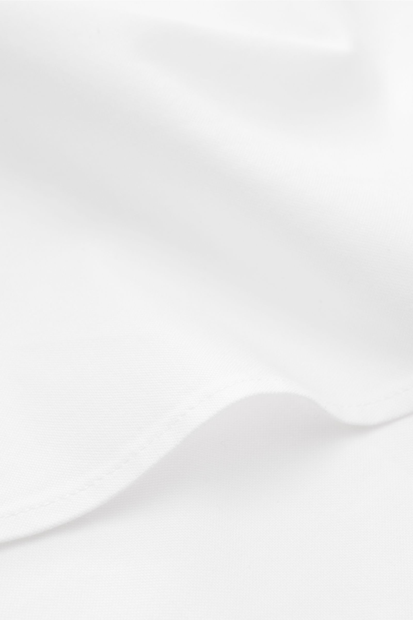 Close-up front view of 04651/ A trip in a bag Oxford-Hemd Kent-Kragen weiß showing soft pure cotton fabric and rounded hem.

Description: Dieses klassisch schlichte Oxford-Hemd mit Kent-Kragen von 04651/ A TRIP IN A BAG wurde aus reiner Baumwolle gefer