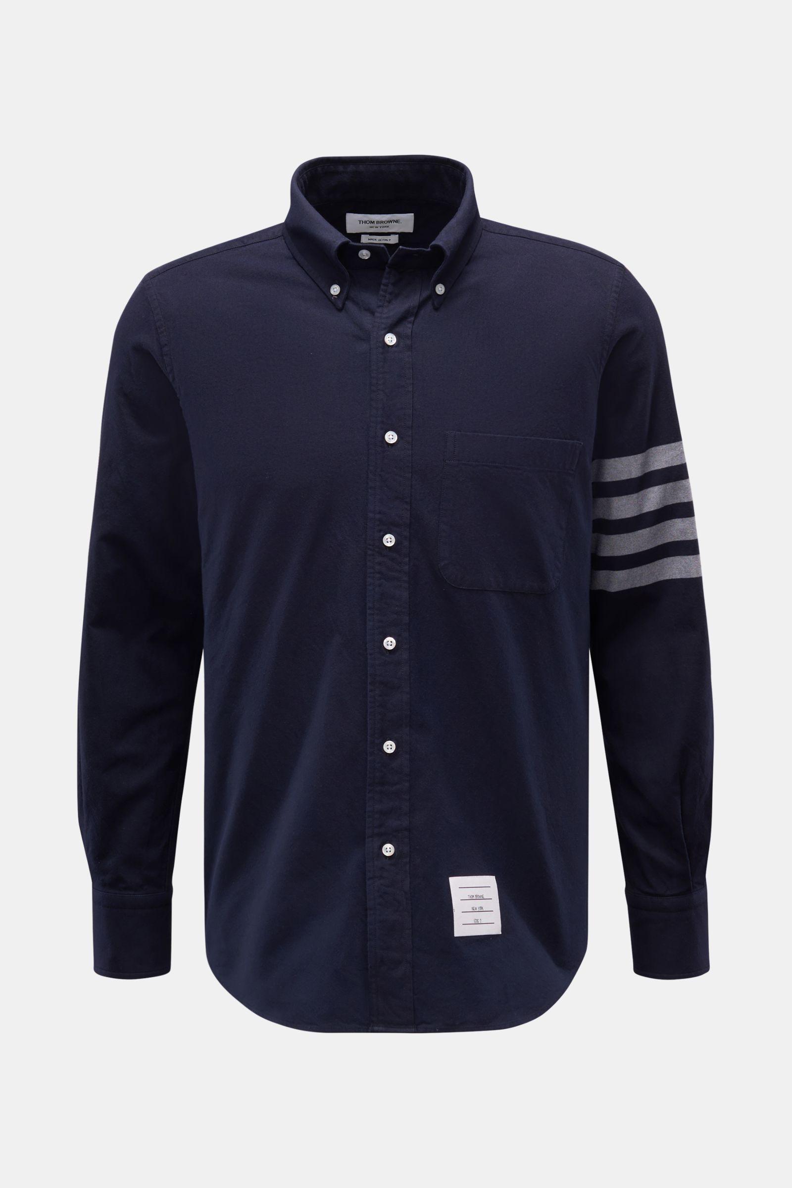 Thom Browne Flanellhemd Button-Down-Kragen navy, frontale Ansicht, weicher Baumwoll-Flanell, Brusttasche, Streifen am Ärmel, gerundeter Saum.