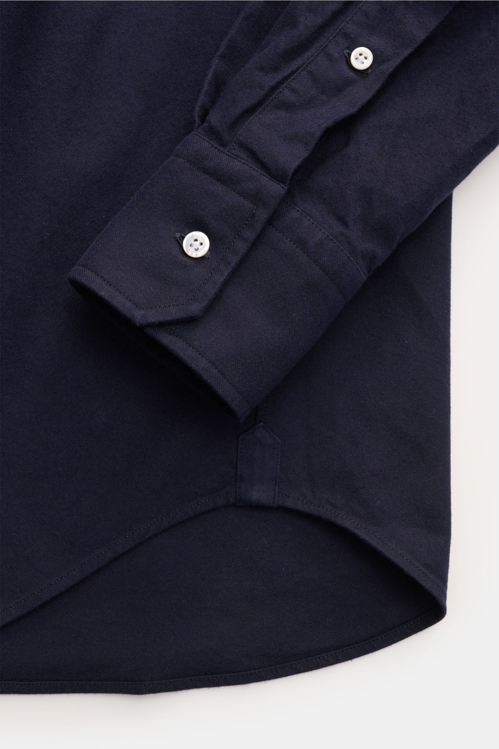 Thom Browne Flanellhemd Button-Down-Kragen navy, Detailaufnahme von Ärmel mit klassischer Sportmanschette und gerundetem Saumverlauf, weicher Griff.
