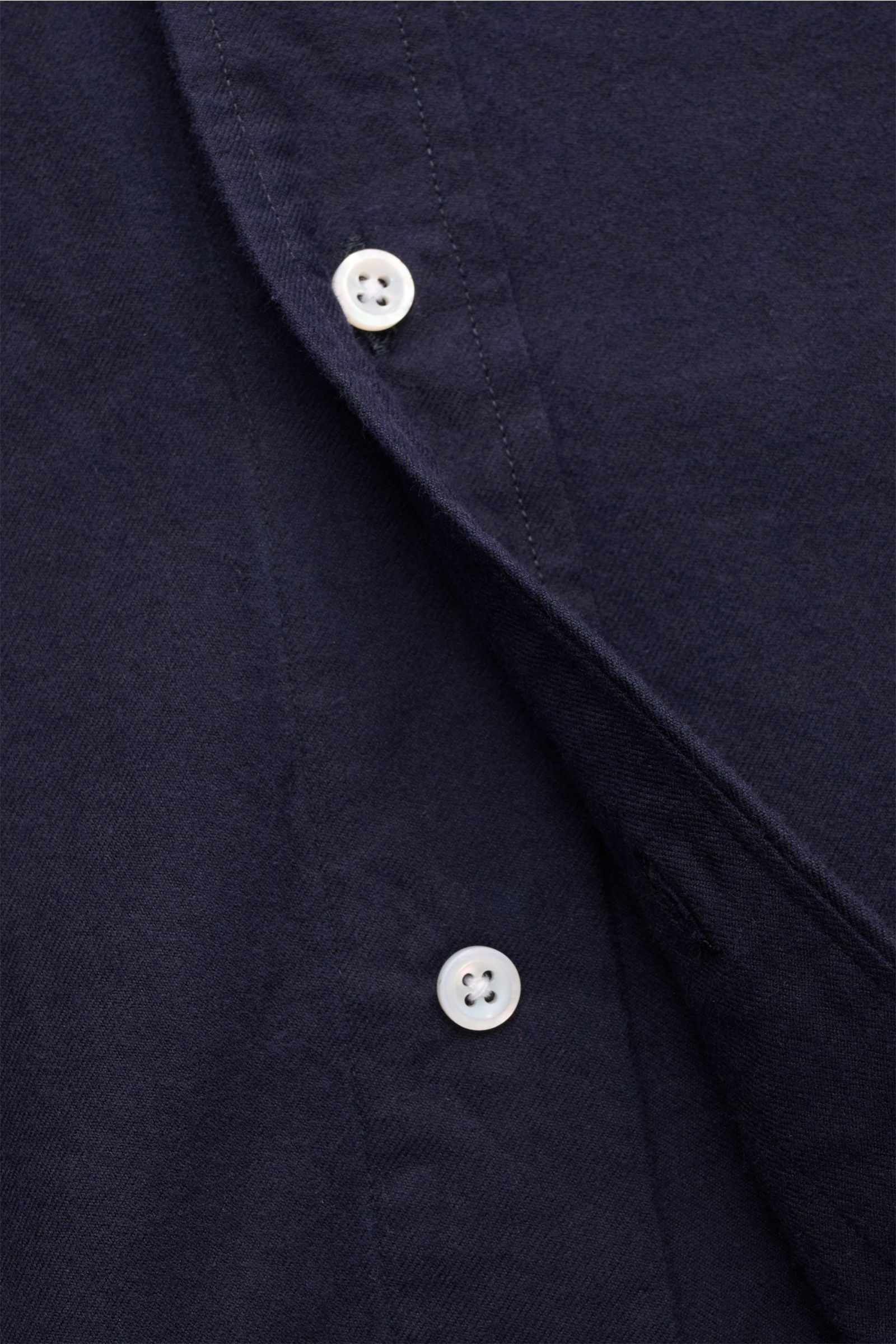 Nahaufnahme des Thom Browne Flanellhemds Button-Down-Kragen navy, weich, mit Knopfleiste und feiner Baumwollstruktur.