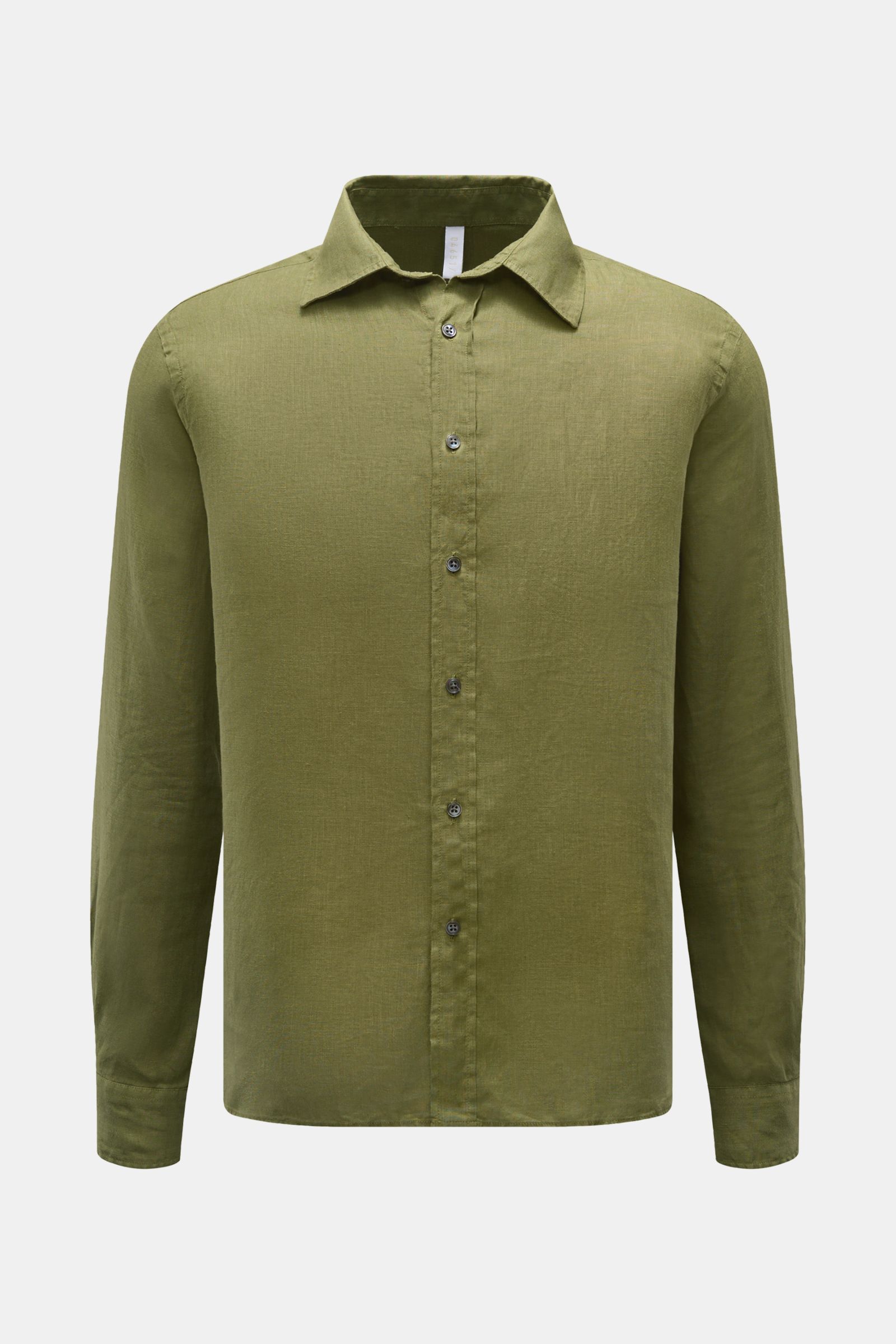 Front view of 04651/ A trip in a bag Leinenhemd Kent-Kragen oliv, an olive green pure linen shirt with Kent collar, button placket, long sleeves, and a lightweight, airy texture. Mühelose Leichtigkeit: Dieses Hemd aus reinem Leinen von 04651/ A TRIP IN A 