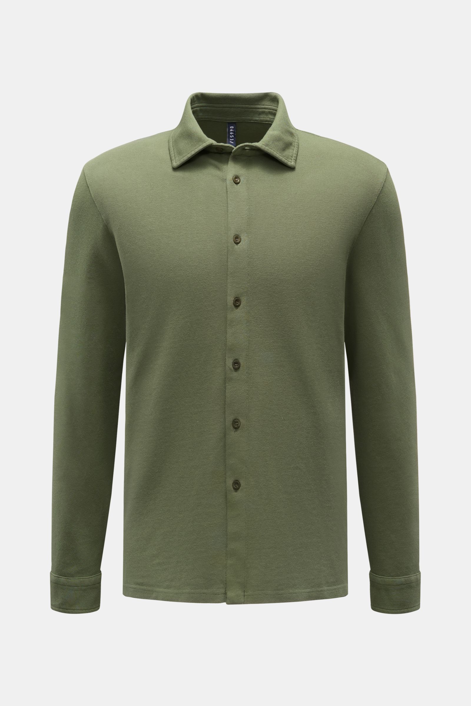 Grünes 04651/ A trip in a bag Hemd Sport, frontal fotografiert, zeigt langen Ärmel, Knopfleiste und klassischen Kragen.