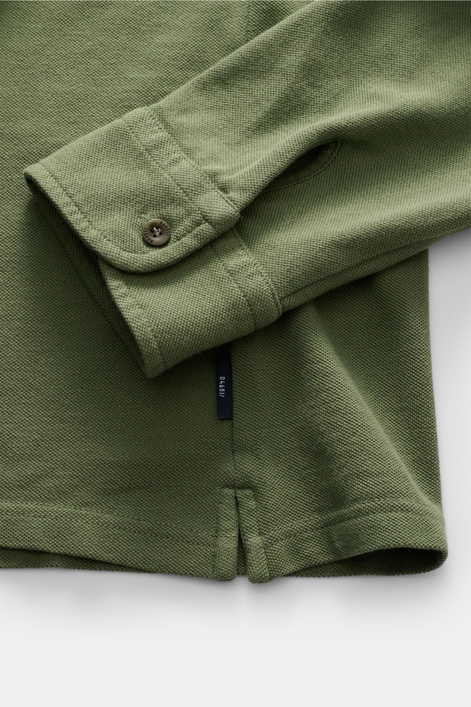 Grünes 04651/ A trip in a bag Hemd Sport, Nahaufnahme der Manschette und Seitenansicht, strukturiertes Gewebe, Knopfdetail.