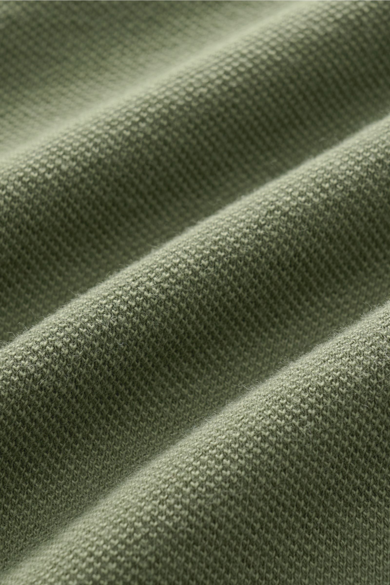 Grüner Stoff in Nahaufnahme, der die Textur des 04651/ A trip in a bag Hemd Sport zeigt, aus seitlicher Perspektive fotografiert.