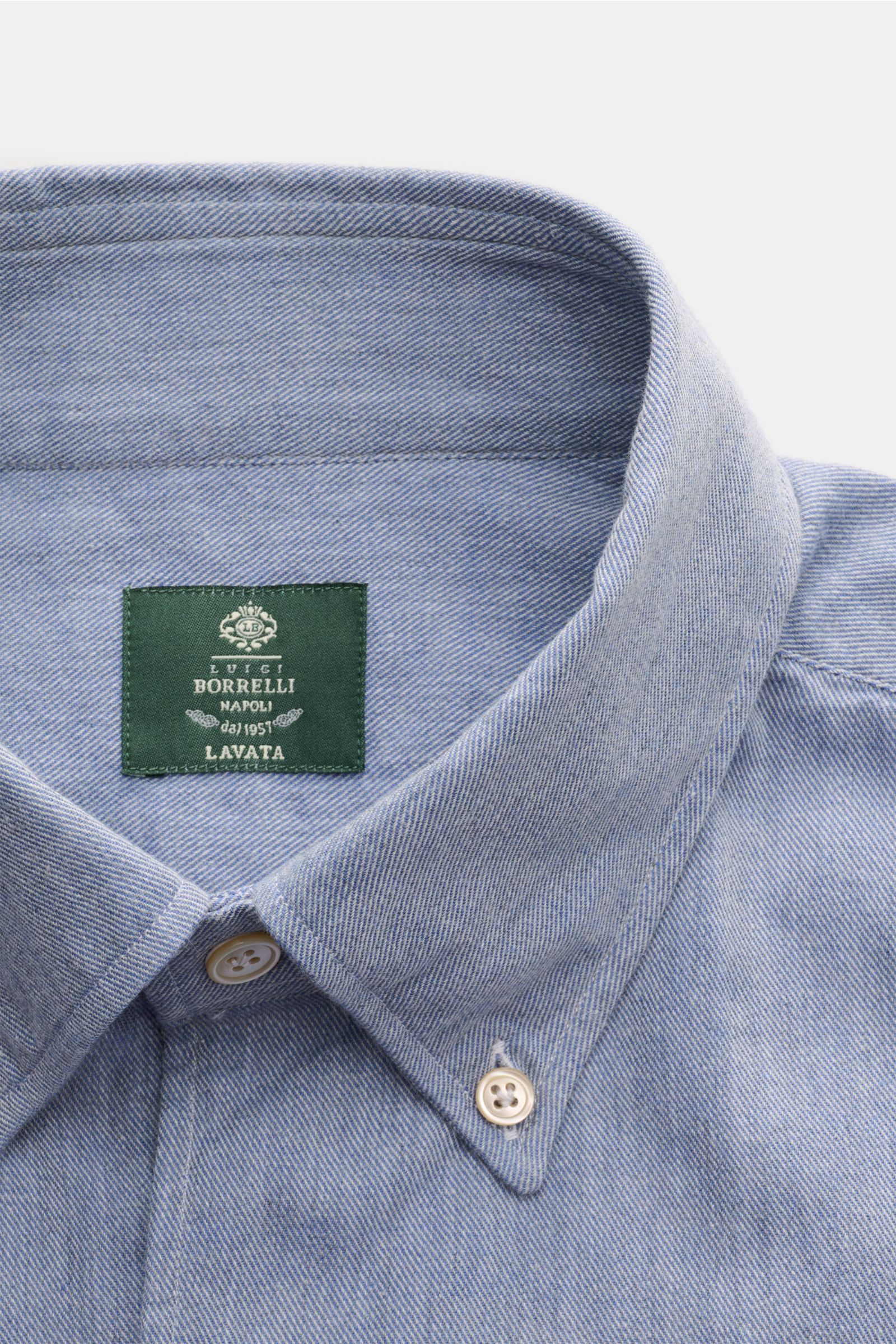 Borrelli Casual Hemd 'Gable' Button-Down-Kragen rauchblau meliert, Detailaufnahme von oben, reine Baumwolle, weicher Griff, feiner Twill, Denim-Optik, Slim Fit, französische Knopfleiste mit Perlmuttknöpfen, klassische Sportmanschette, schmale Rückenpasse,