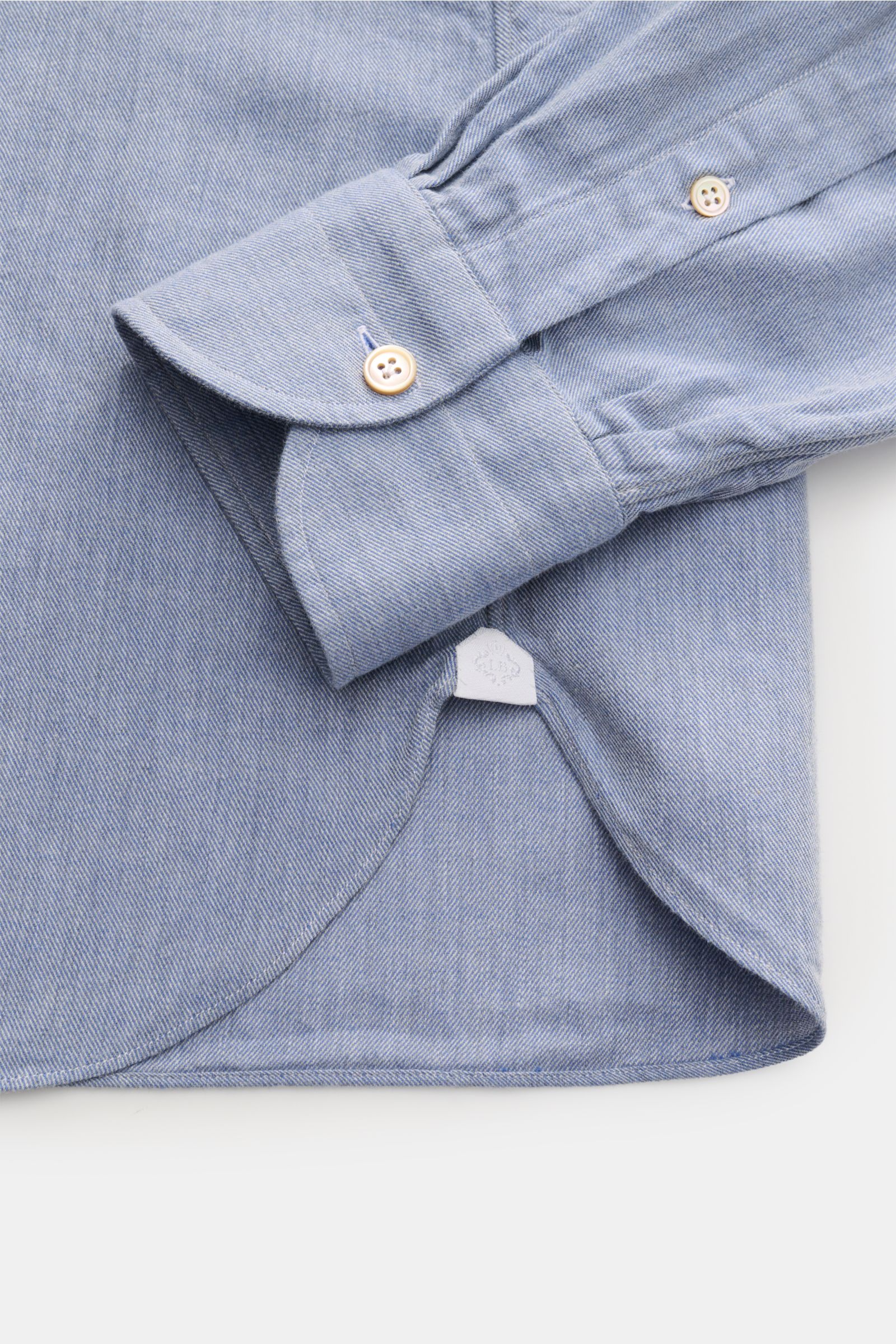 Borrelli Casual Hemd 'Gable' Button-Down-Kragen rauchblau meliert, Detailaufnahme Saum und Manschette, reine Baumwolle, weicher Griff, Slim Fit, Denim-Optik.