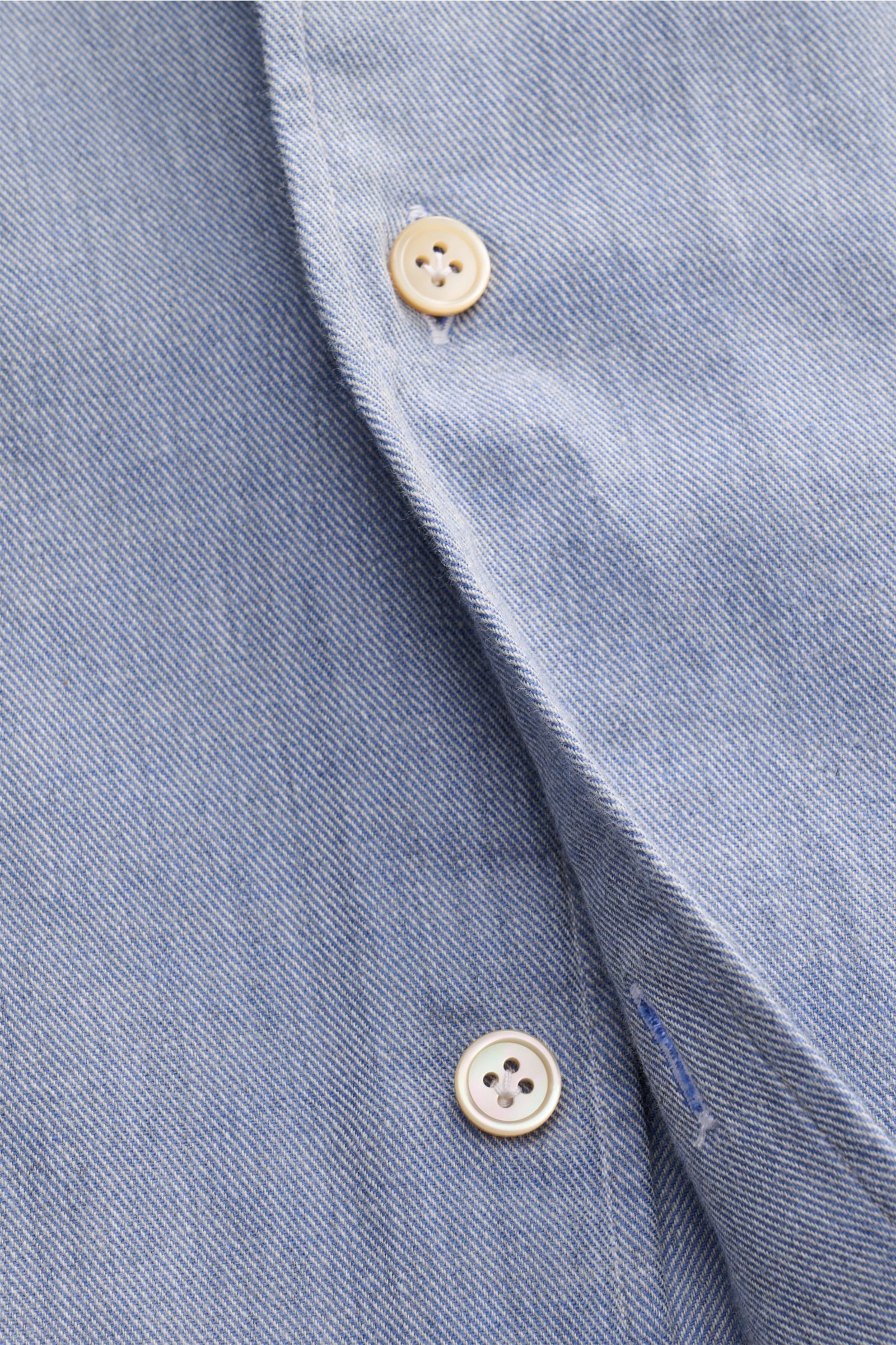 Nahaufnahme des Borrelli Casual Hemd 'Gable' Button-Down-Kragen rauchblau meliert mit Perlmuttknöpfen, feinem Twill in Denim-Optik, reine Baumwolle, weicher Griff, Slim Fit, französischer Knopfleiste, klassischer Sportmanschette, schmaler Rückenpasse, rüc
