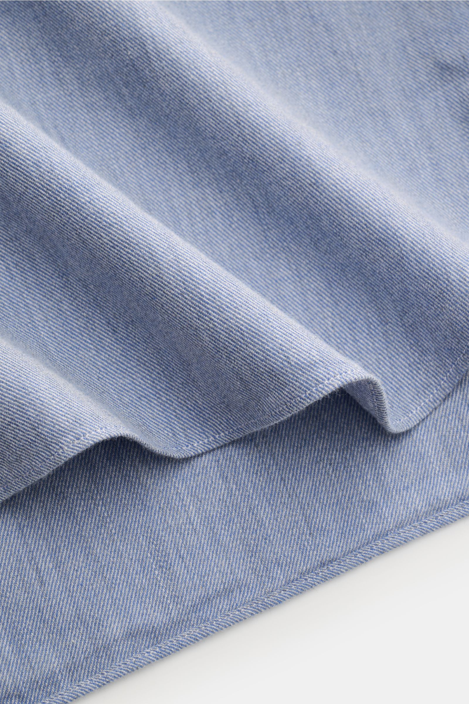 Nahaufnahme des Borrelli Casual Hemd 'Gable' Button-Down-Kragen rauchblau meliert Stoffs in feiner Twill-Denim-Optik, reine Baumwolle, weicher Griff.