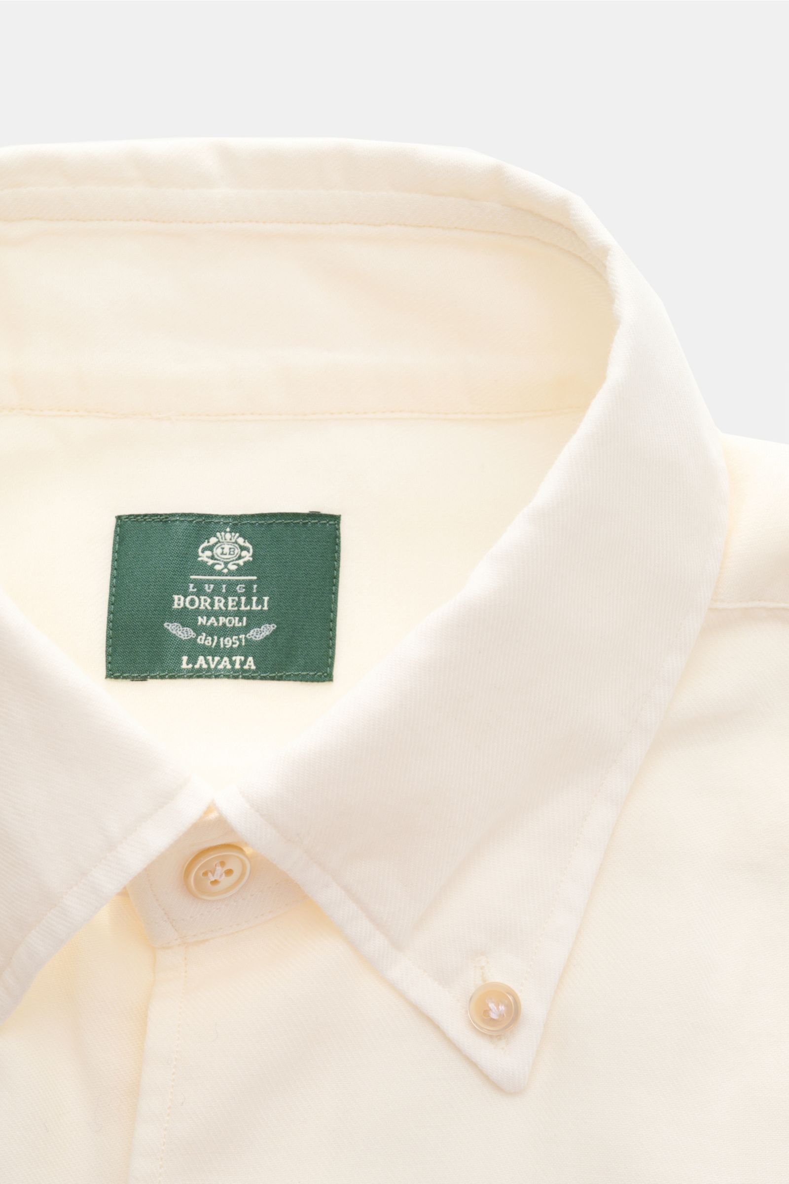 Nahaufnahme des cremefarbenen Borrelli Casual Hemd 'Gable' Button-Down-Kragen aus feinem Twill, Baumwolle-Cashmere-Mix, Slim Fit, weicher Griff, französische Knopfleiste mit Perlmuttknöpfen, klassische Sportmanschette, schmale Rückenpasse, rückwärtige Tai