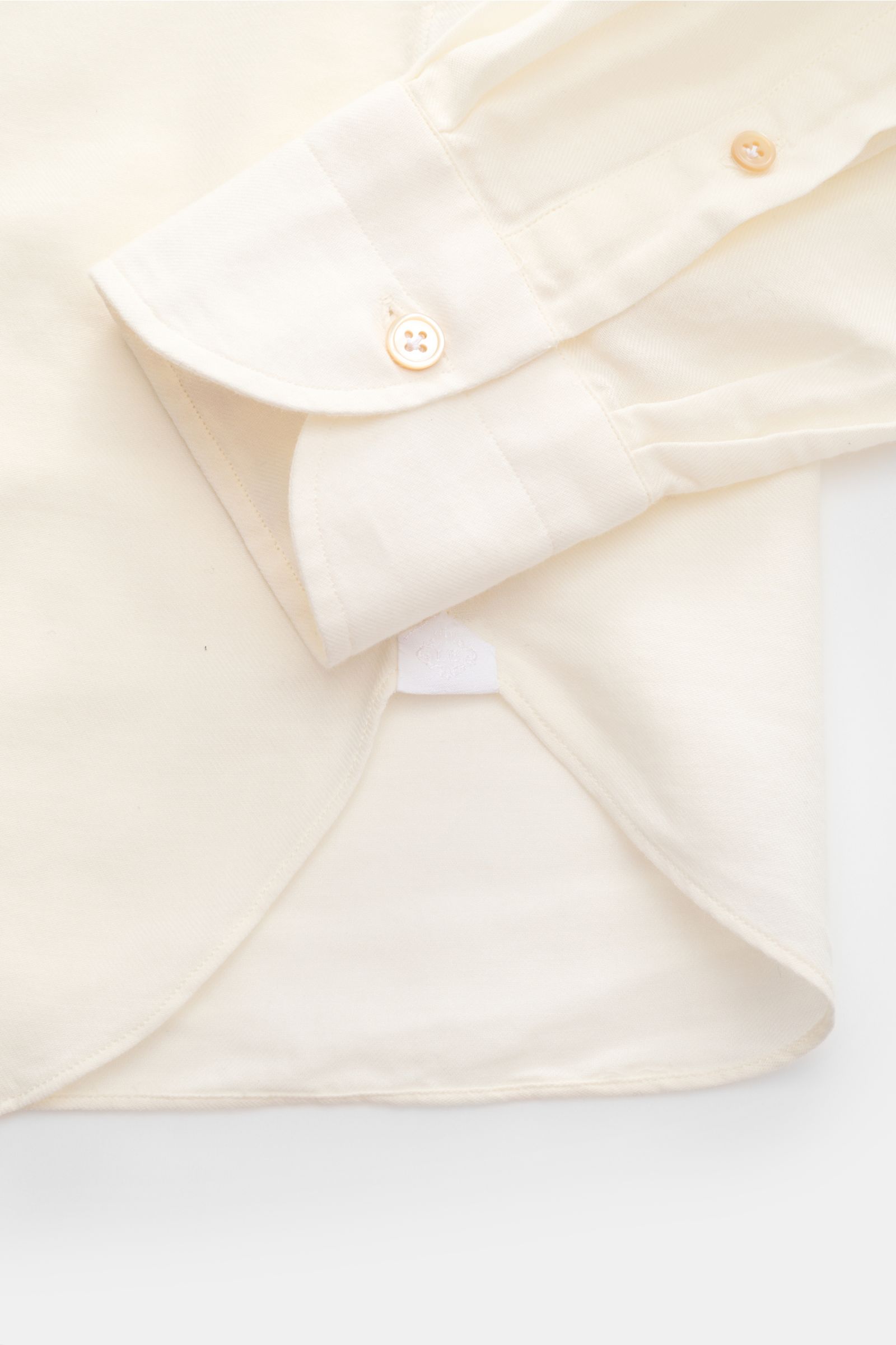 Borrelli Casual Hemd 'Gable' Button-Down-Kragen creme, Nahaufnahme von Arm und Saum, Baumwolle-Cashmere, weicher Griff, Twill, Slim Fit, Perlmuttknöpfe, Sportmanschette, schmale Rückenpasse, Taillenabnäher, gerundeter Saum.